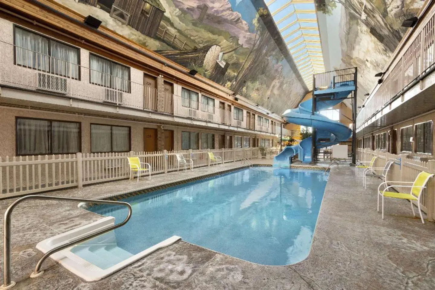 Days Inn by Wyndham Lethbridge Hallenbad