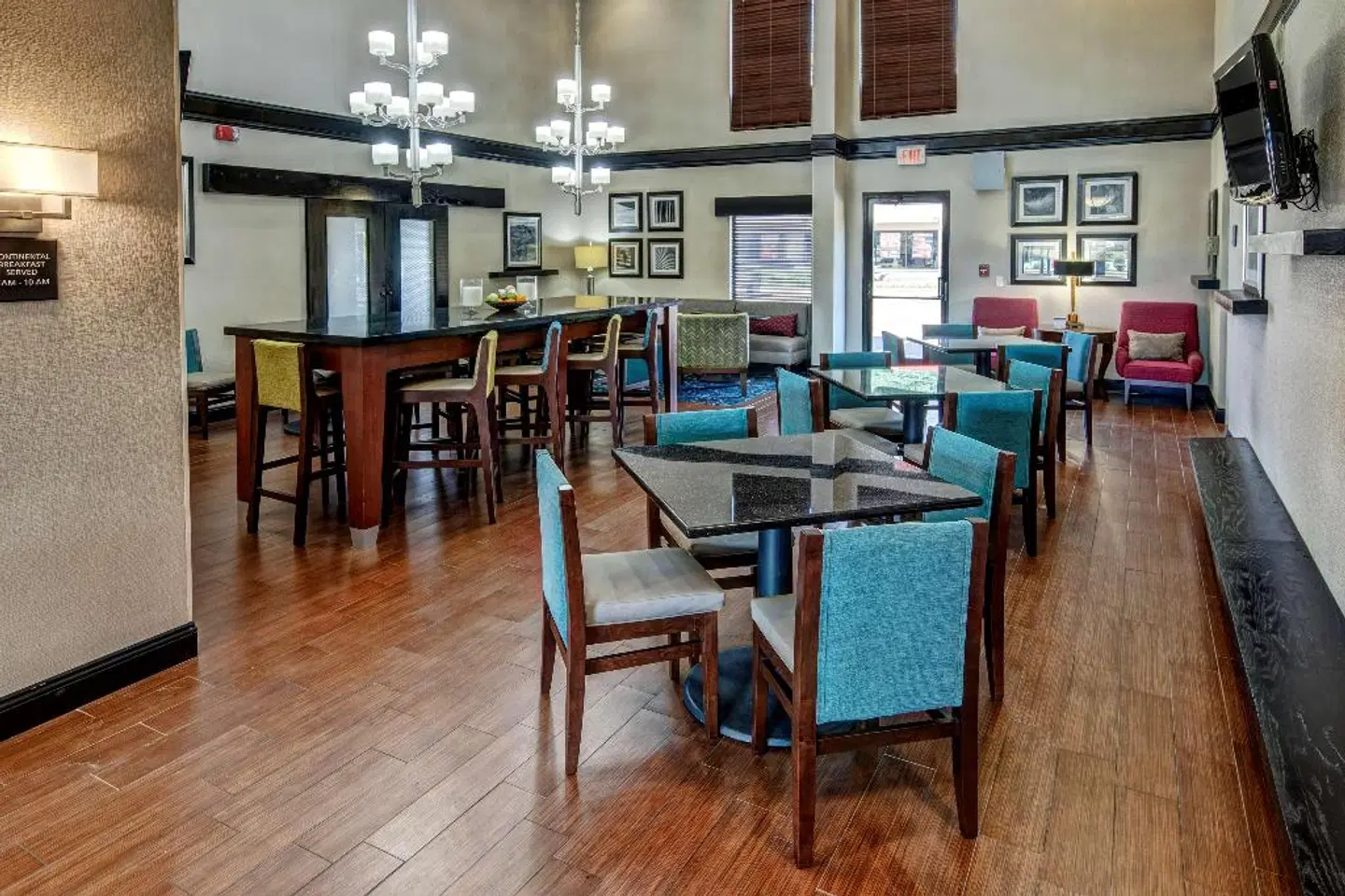 Hampton Inn Batesville Bar