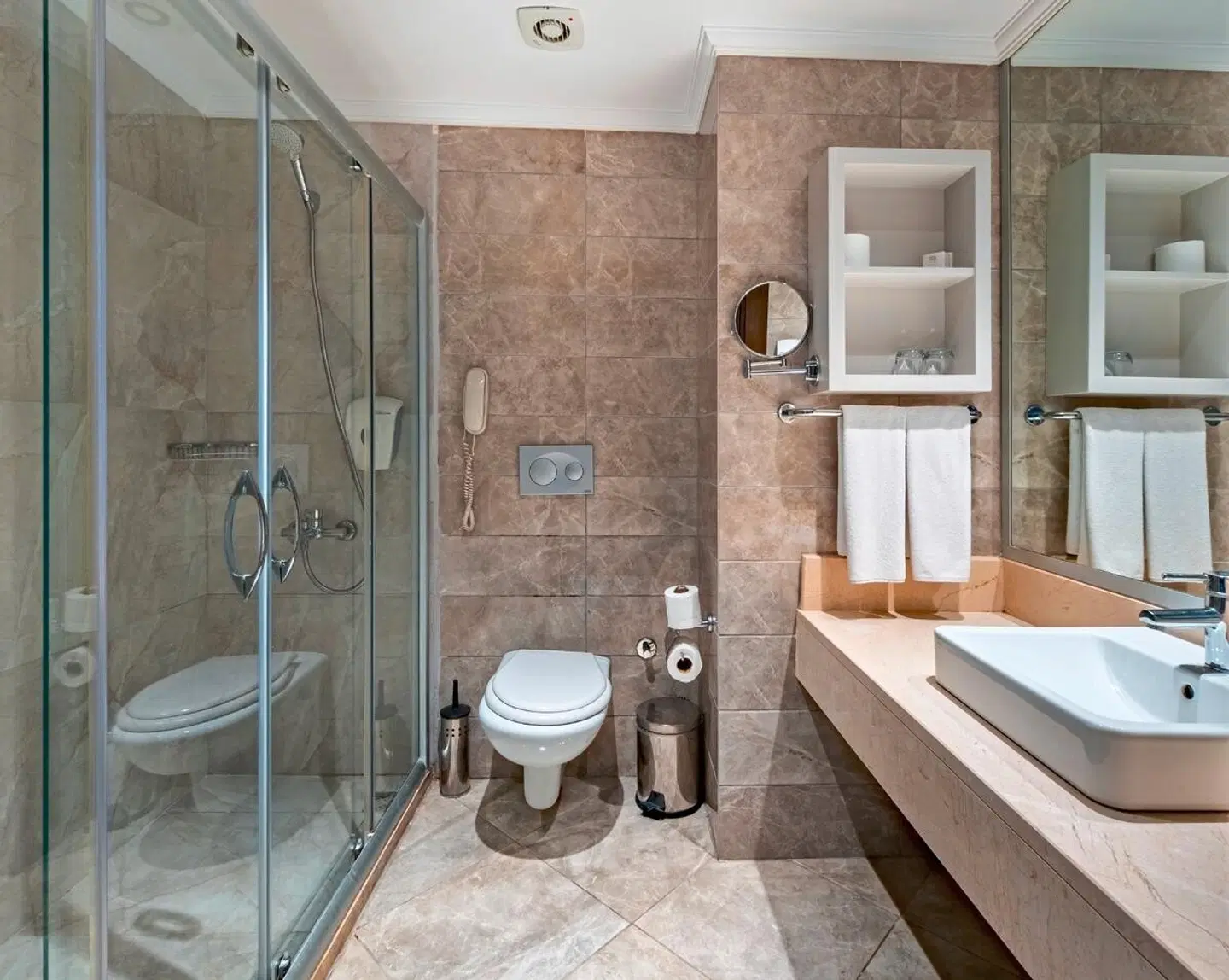 LRS Lake & River Side Hotel & Spa Badezimmer
