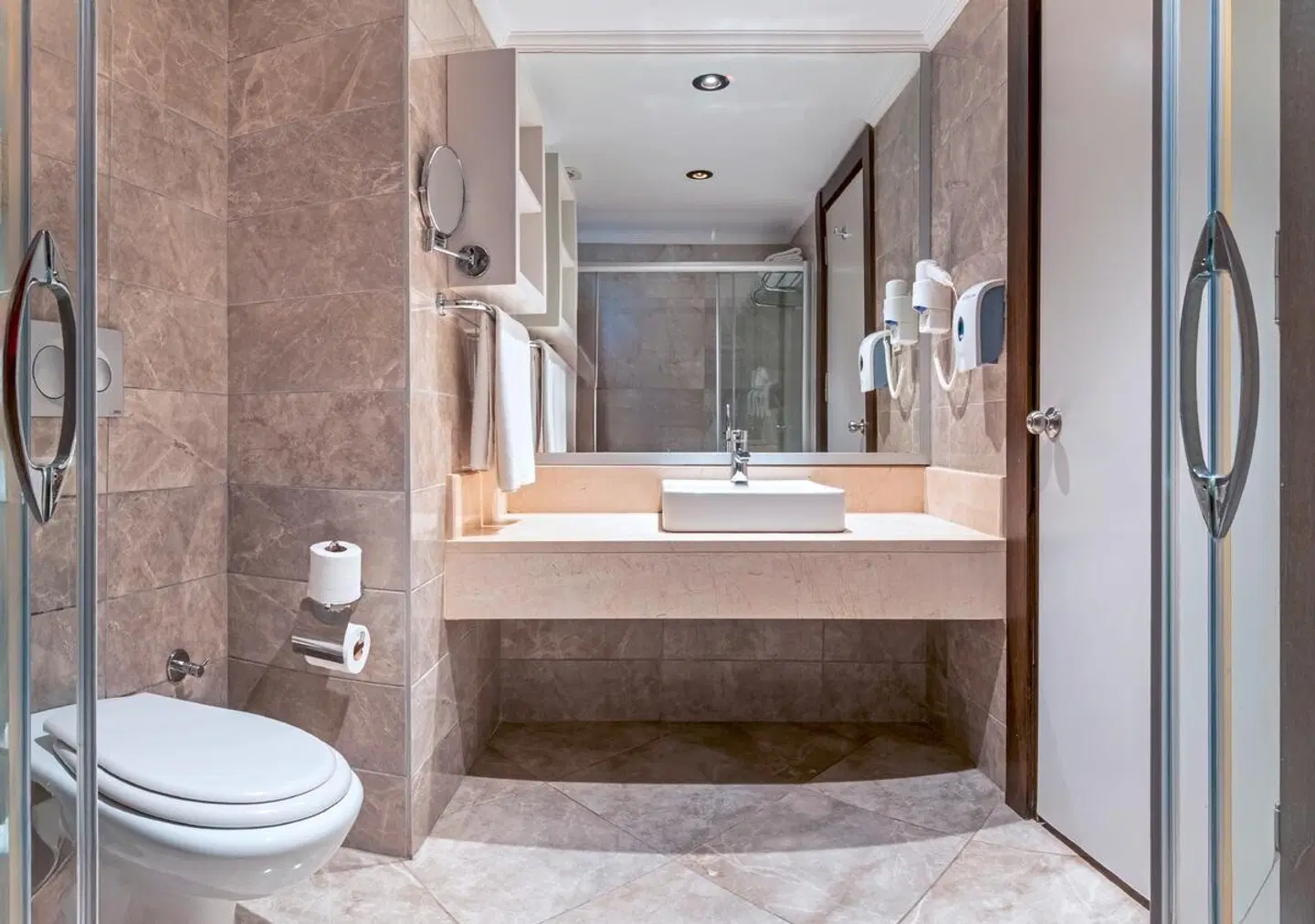 LRS Lake & River Side Hotel & Spa Badezimmer
