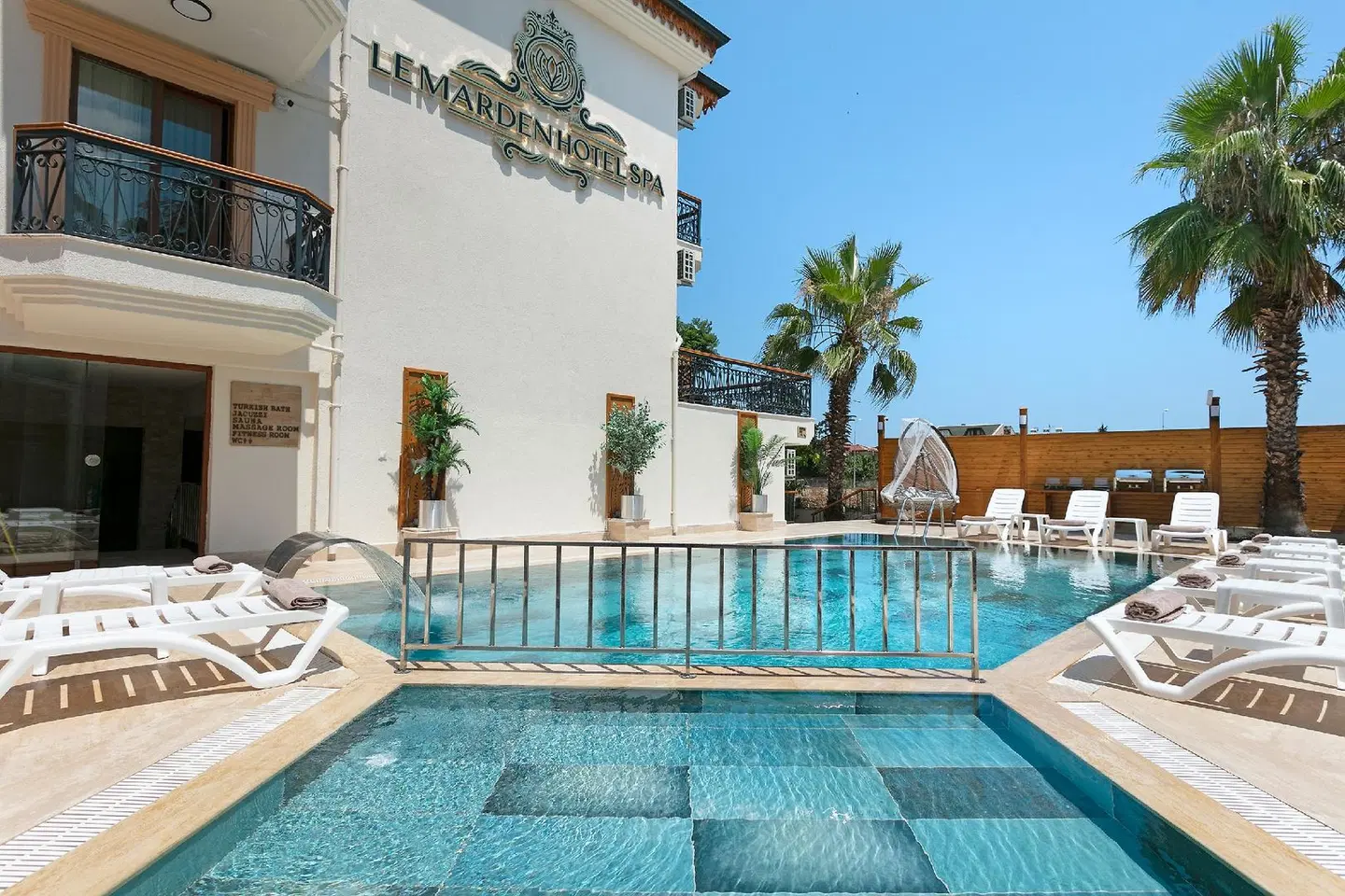 Le Marden Hotel Spa OUTDOOR_POOL