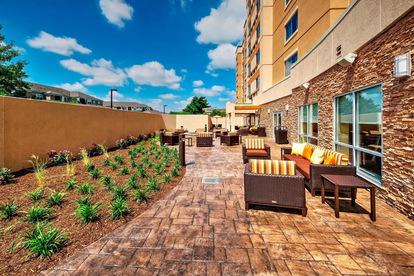 Courtyard by Marriott Westbury Long Island Terrasse