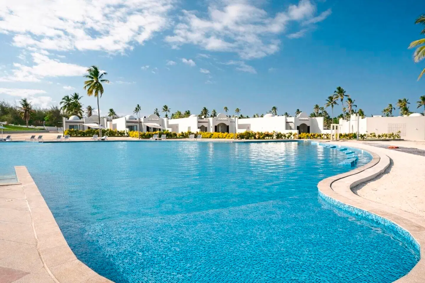 Diamonds Bijoux OUTDOOR_POOL