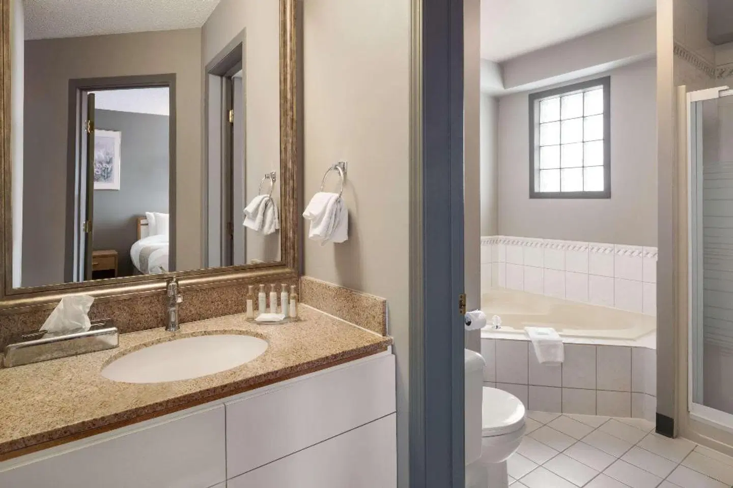 Edmonton International Airport /Leduc Travelodge Suites Badezimmer