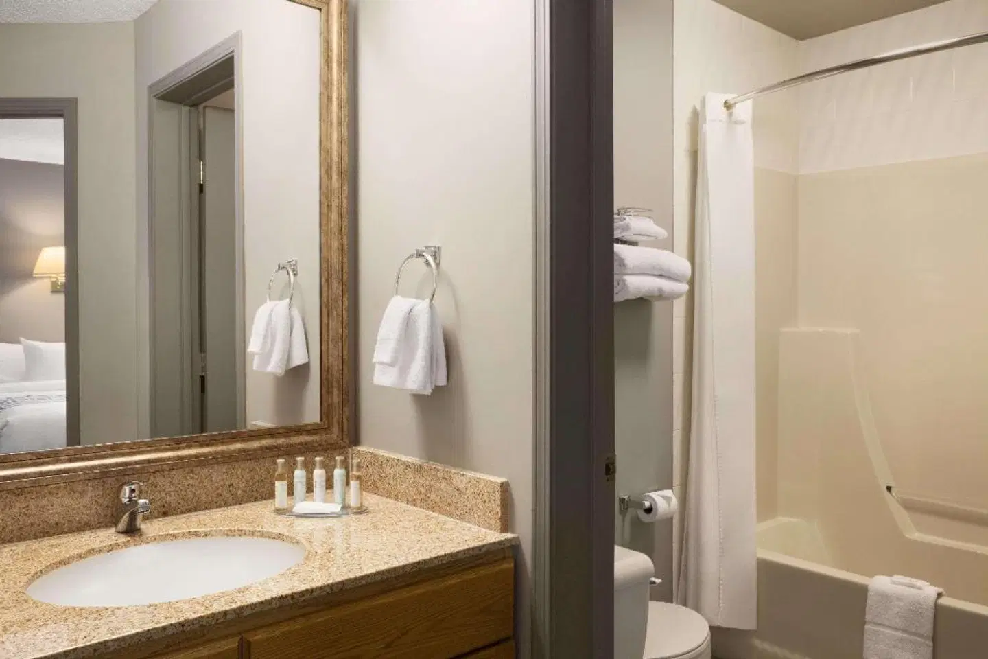 Edmonton International Airport /Leduc Travelodge Suites Badezimmer