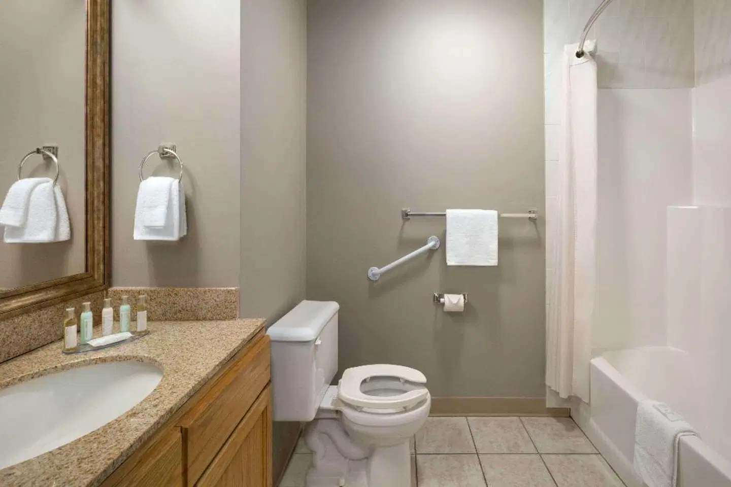 Edmonton International Airport /Leduc Travelodge Suites Badezimmer
