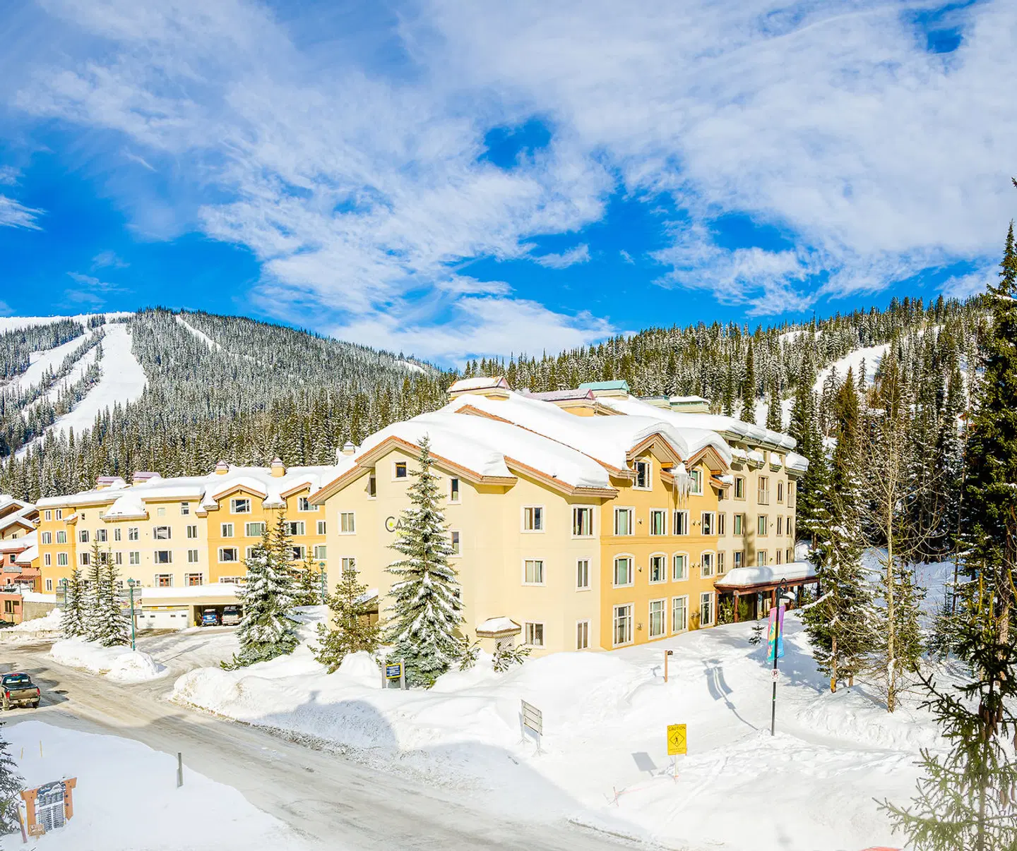 Sun Peaks Resort - Nancy Greene's Cahilty Hotel & Suites EXTERIOR