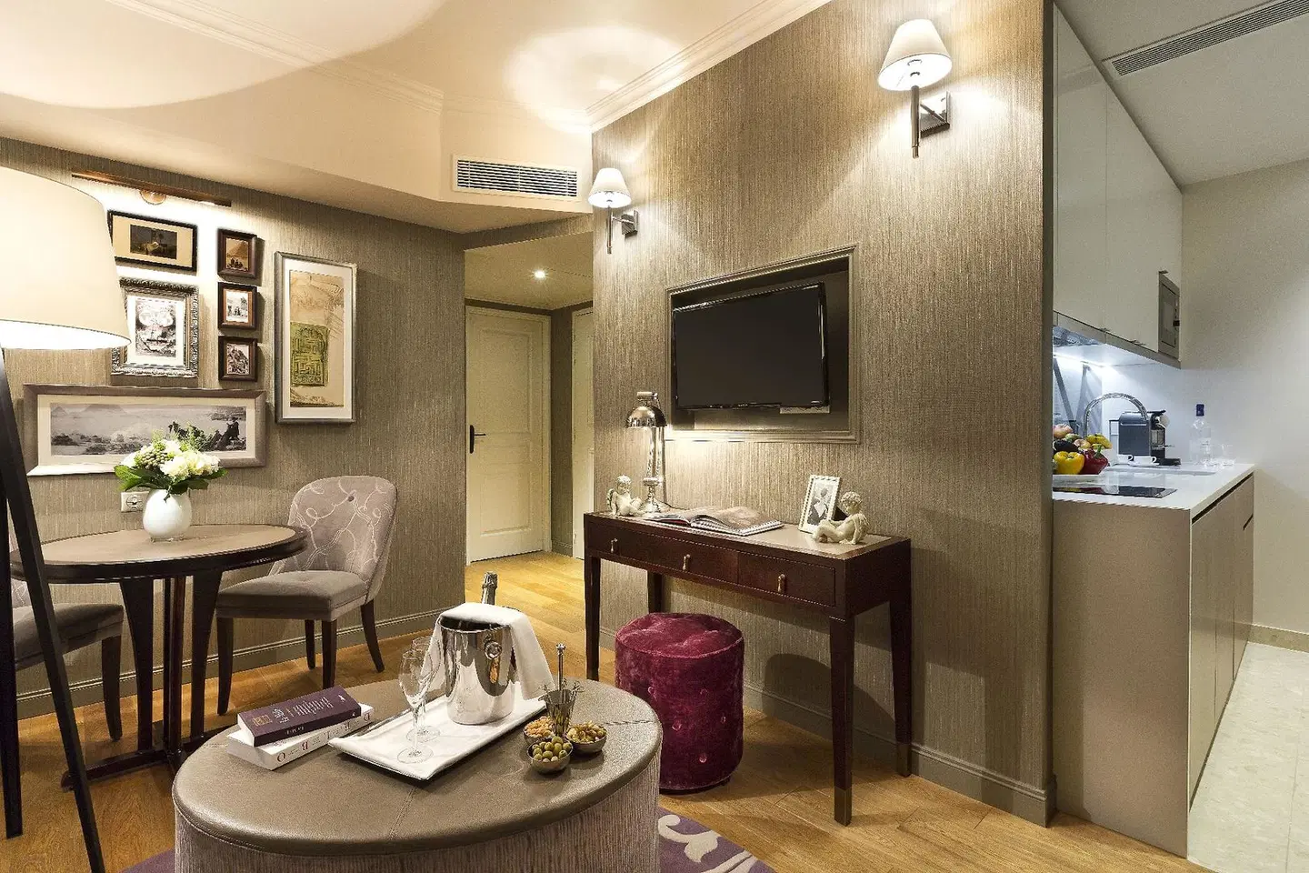 La Clef Louvre Paris by The Crest Collection Badezimmer