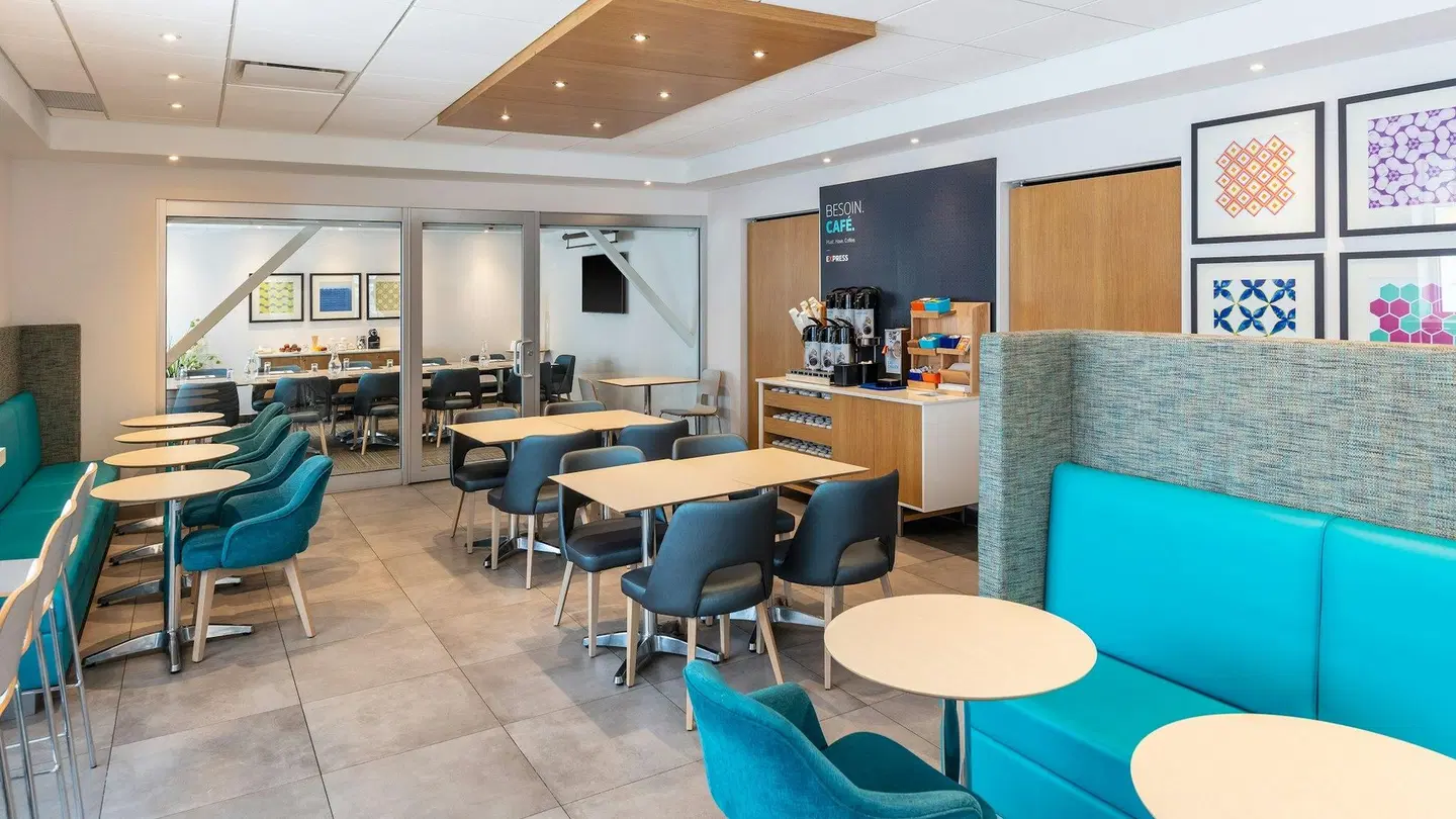 Holiday Inn Express Quebec Sainte-Foy by IHG Bar