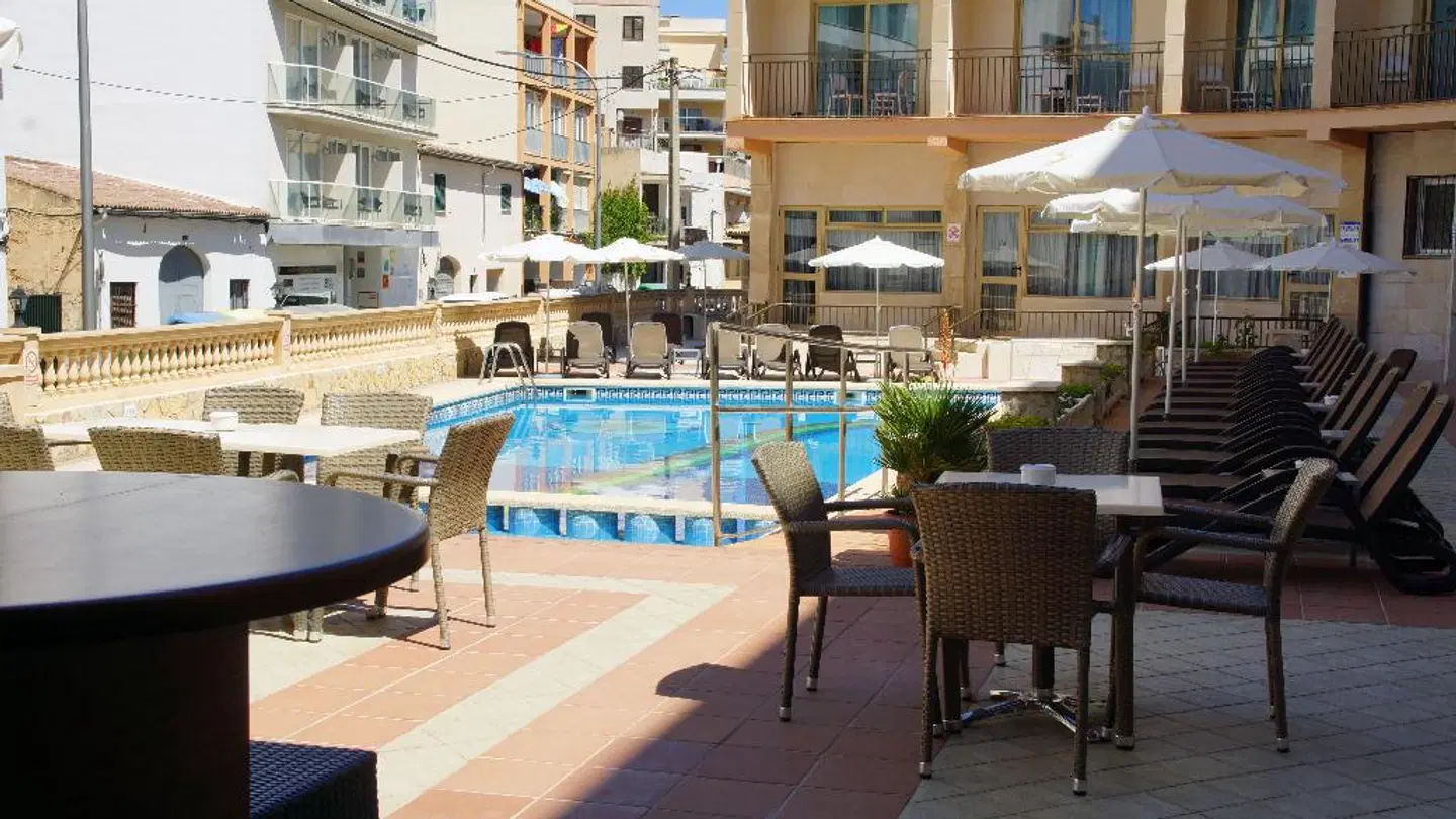 Hotel Iris OUTDOOR_POOL