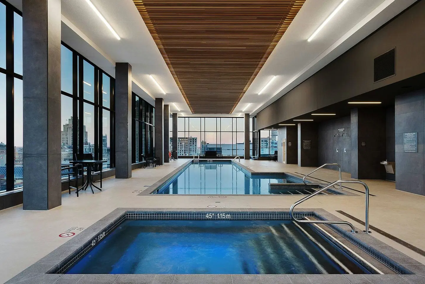 AC Hotel by Marriott Montreal Downtown Hallenbad