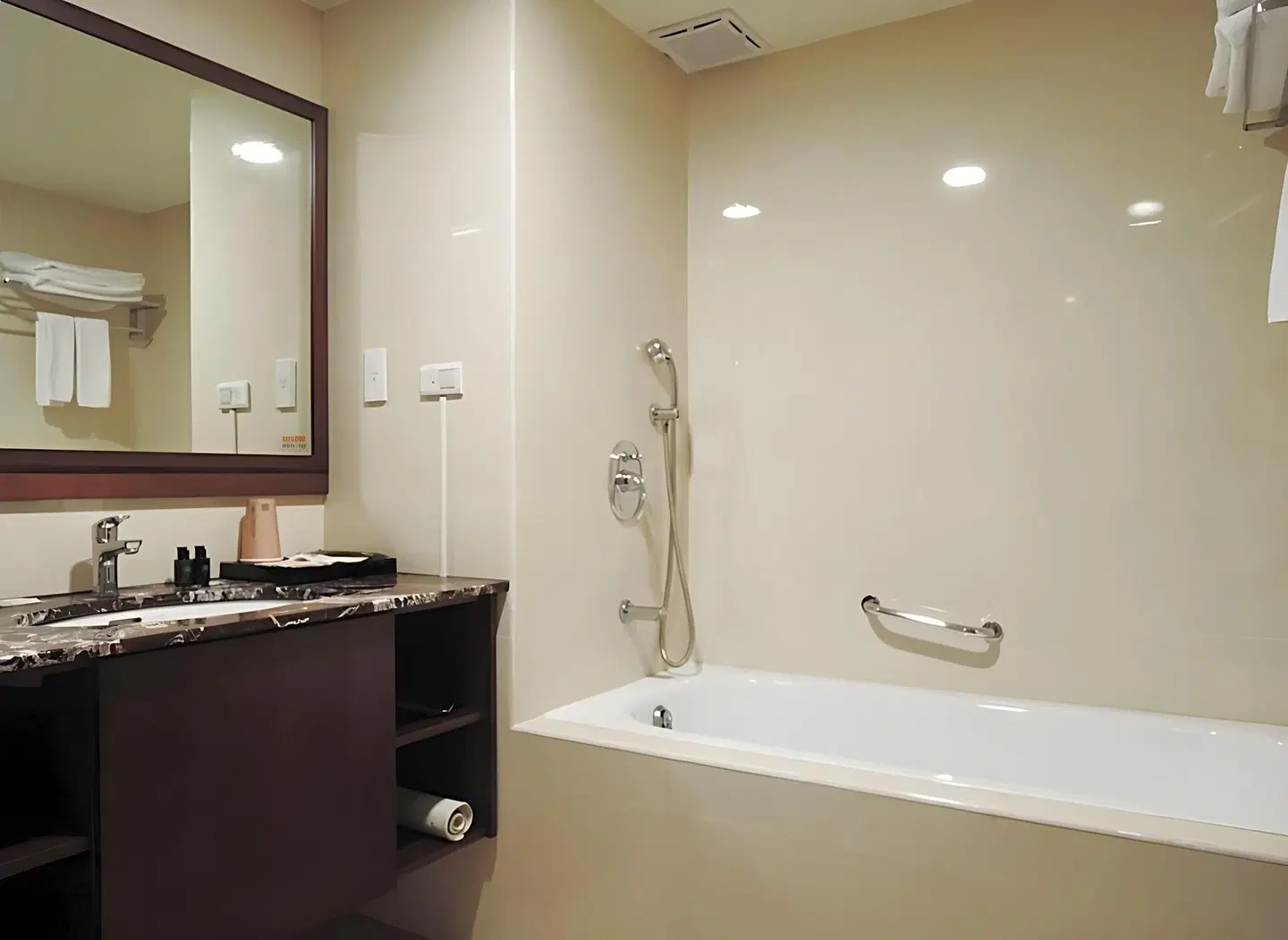 CHECK inn Taipei Neihu Badezimmer