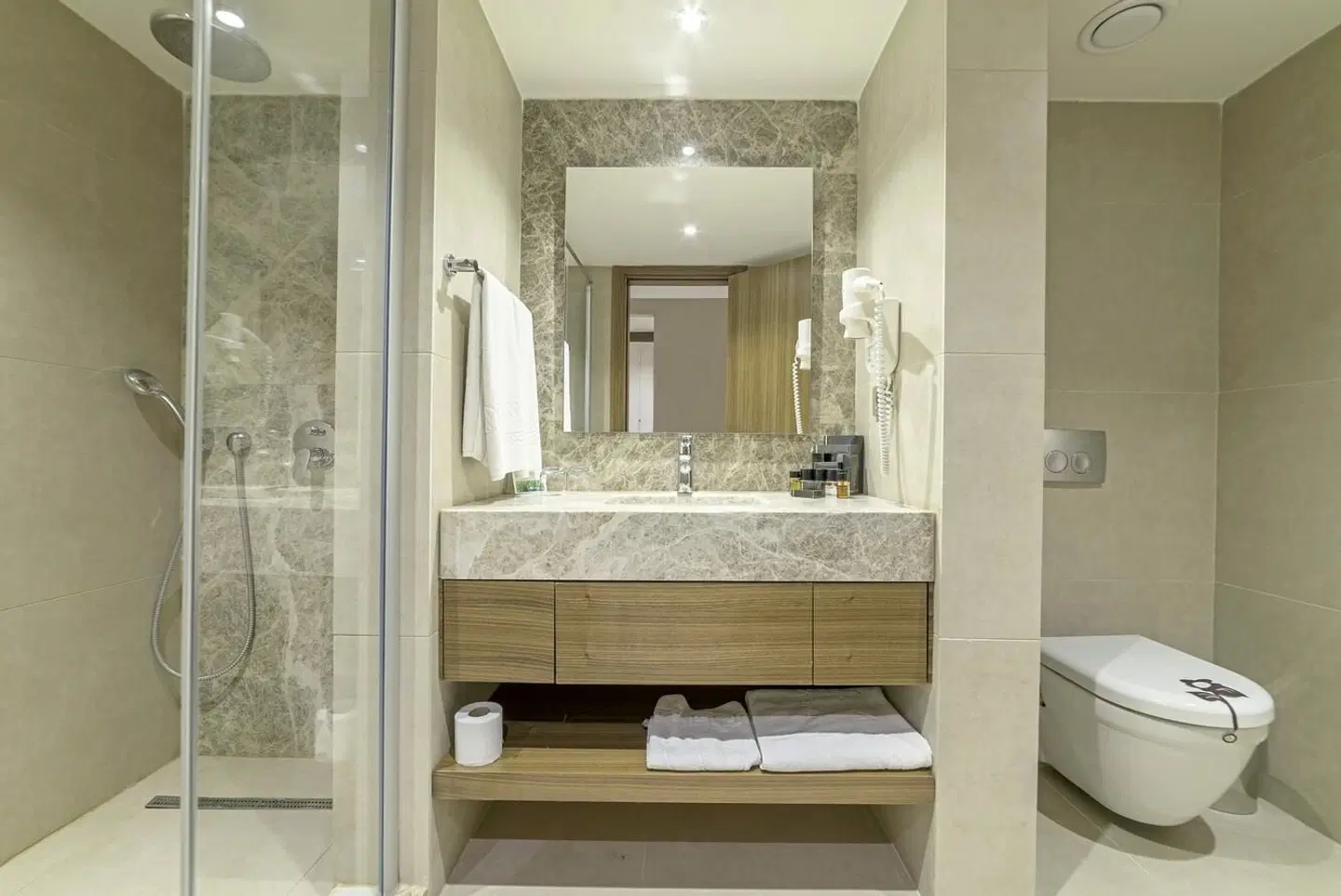 Ramada Hotel & Suites by Wyndham Kusadasi Badezimmer