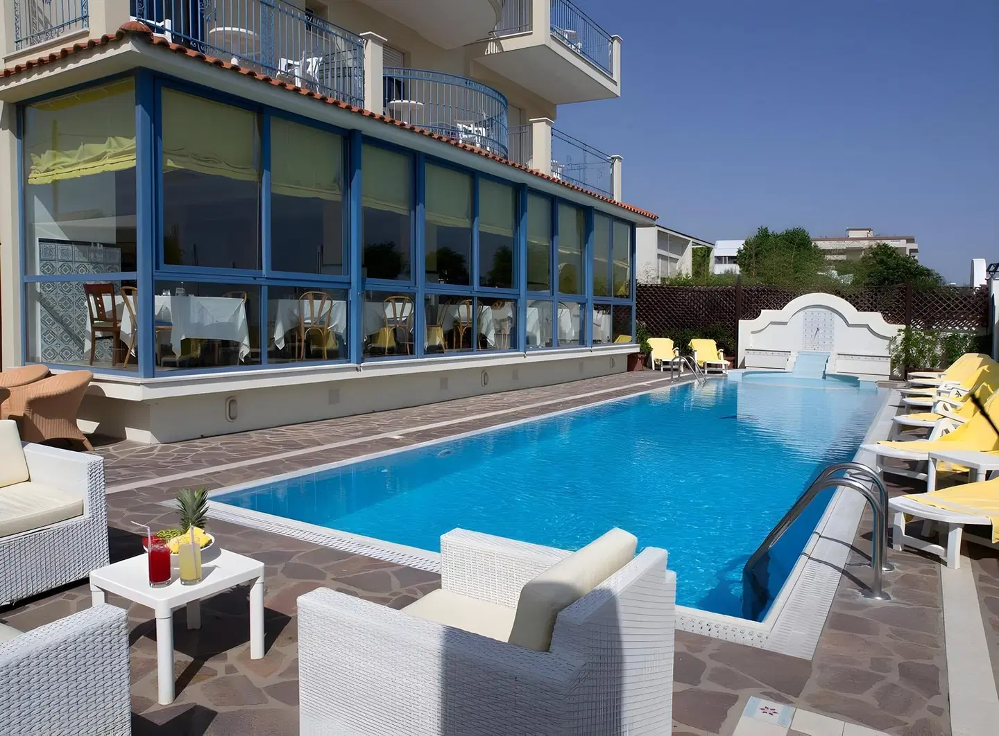 Ascot OUTDOOR_POOL