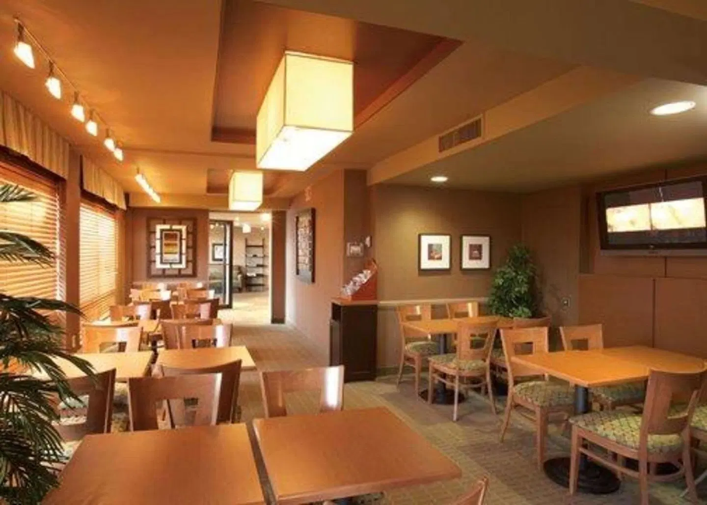 Quality Inn & Suites P.E. Trudeau Airport LOUNGE_LOBBY