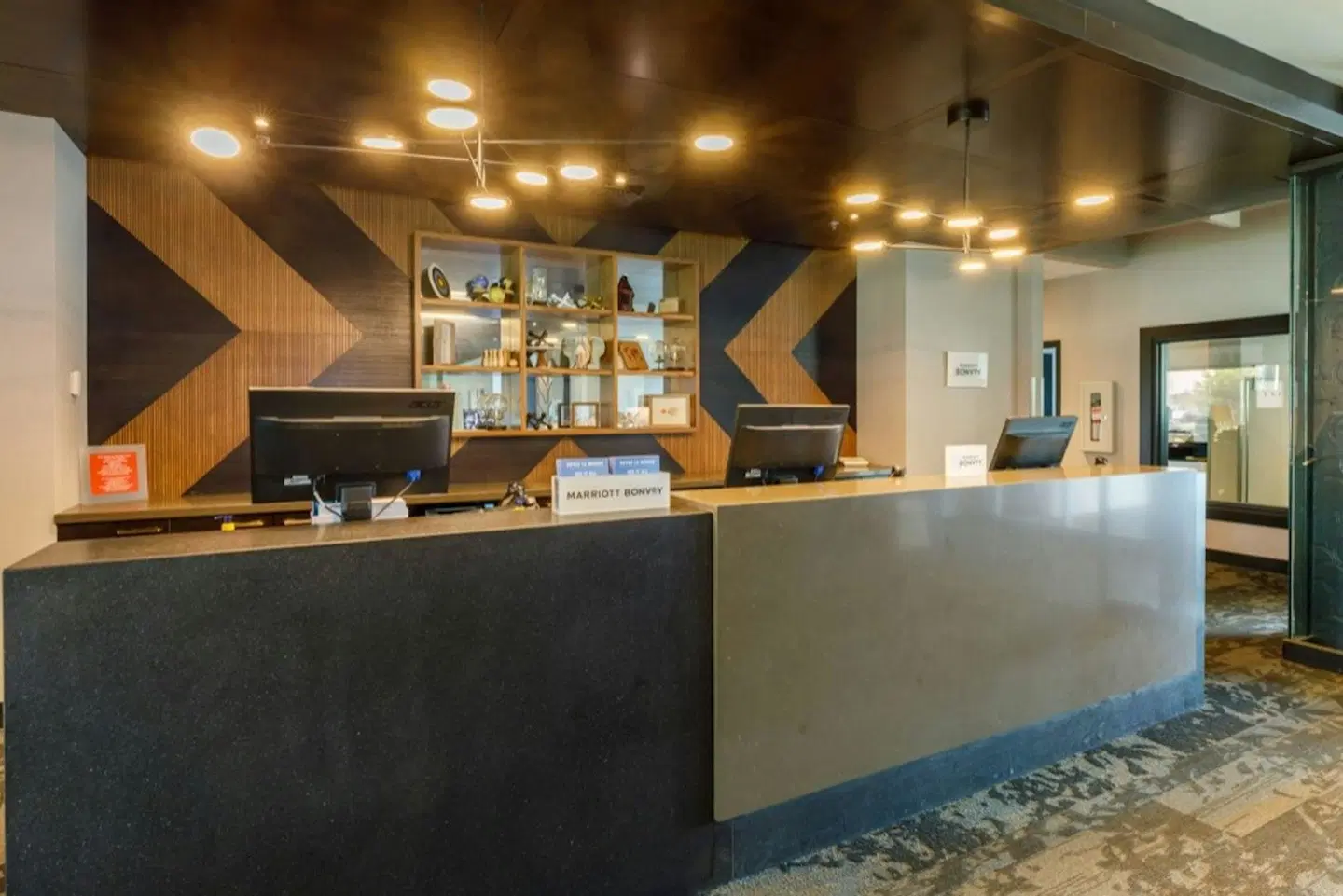 Four Points by Sheraton Levis Convention Centre LOUNGE_LOBBY