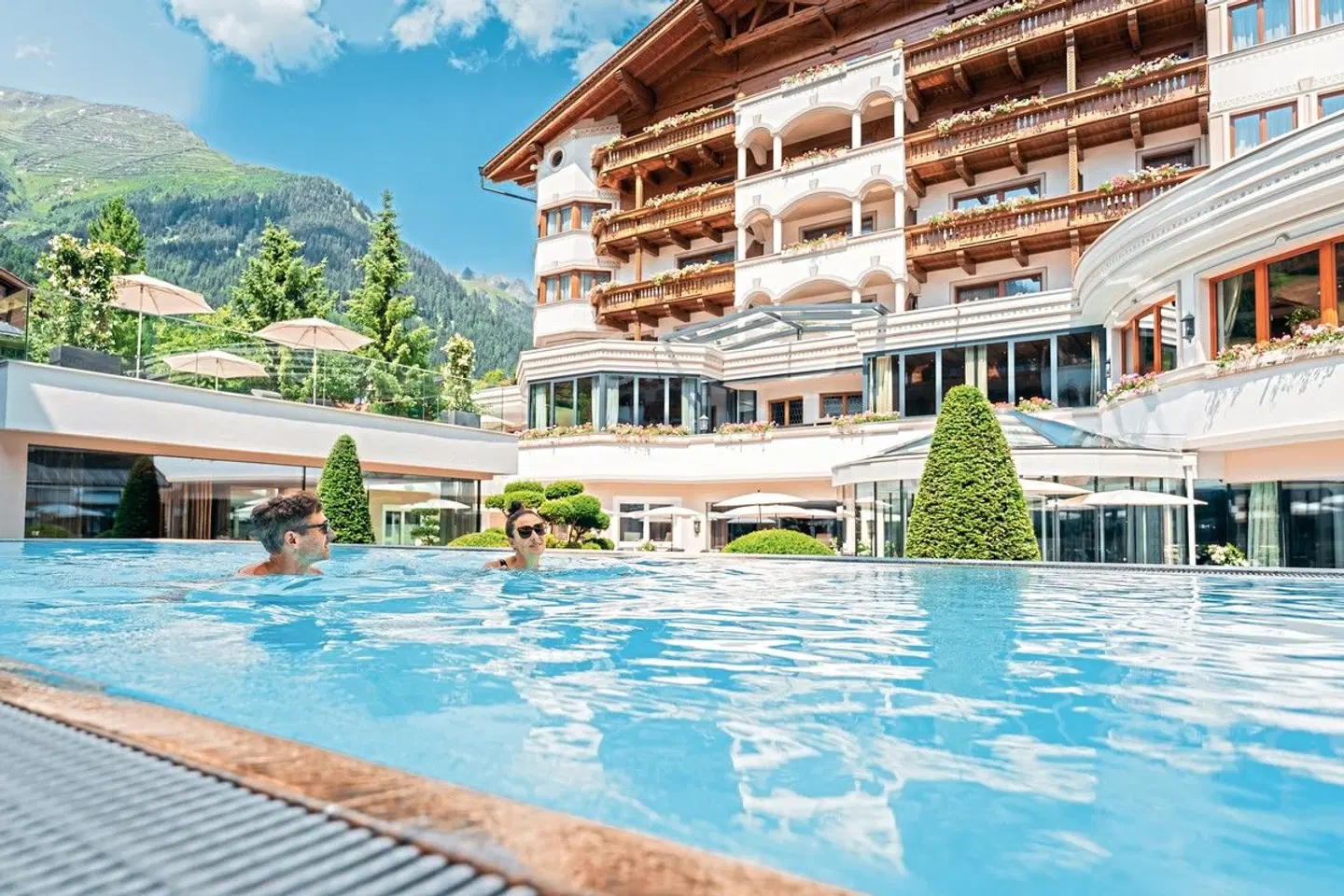 TROFANA ROYAL - Gourmet & Relax Resort OUTDOOR_POOL