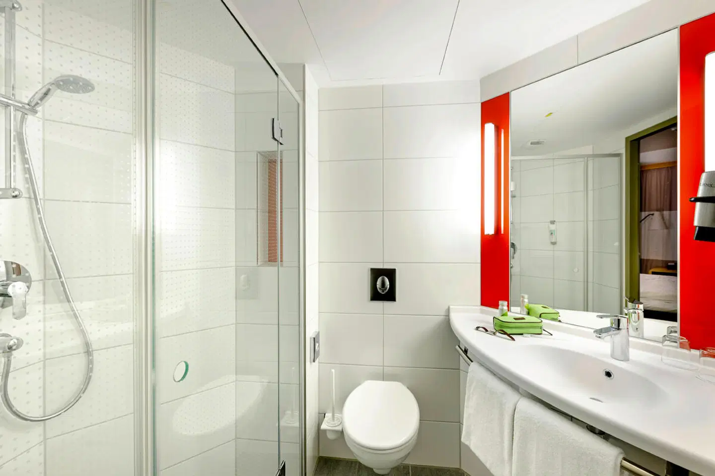 ibis München City Arnulfpark - inklusive NFL Munich Ticket Badezimmer