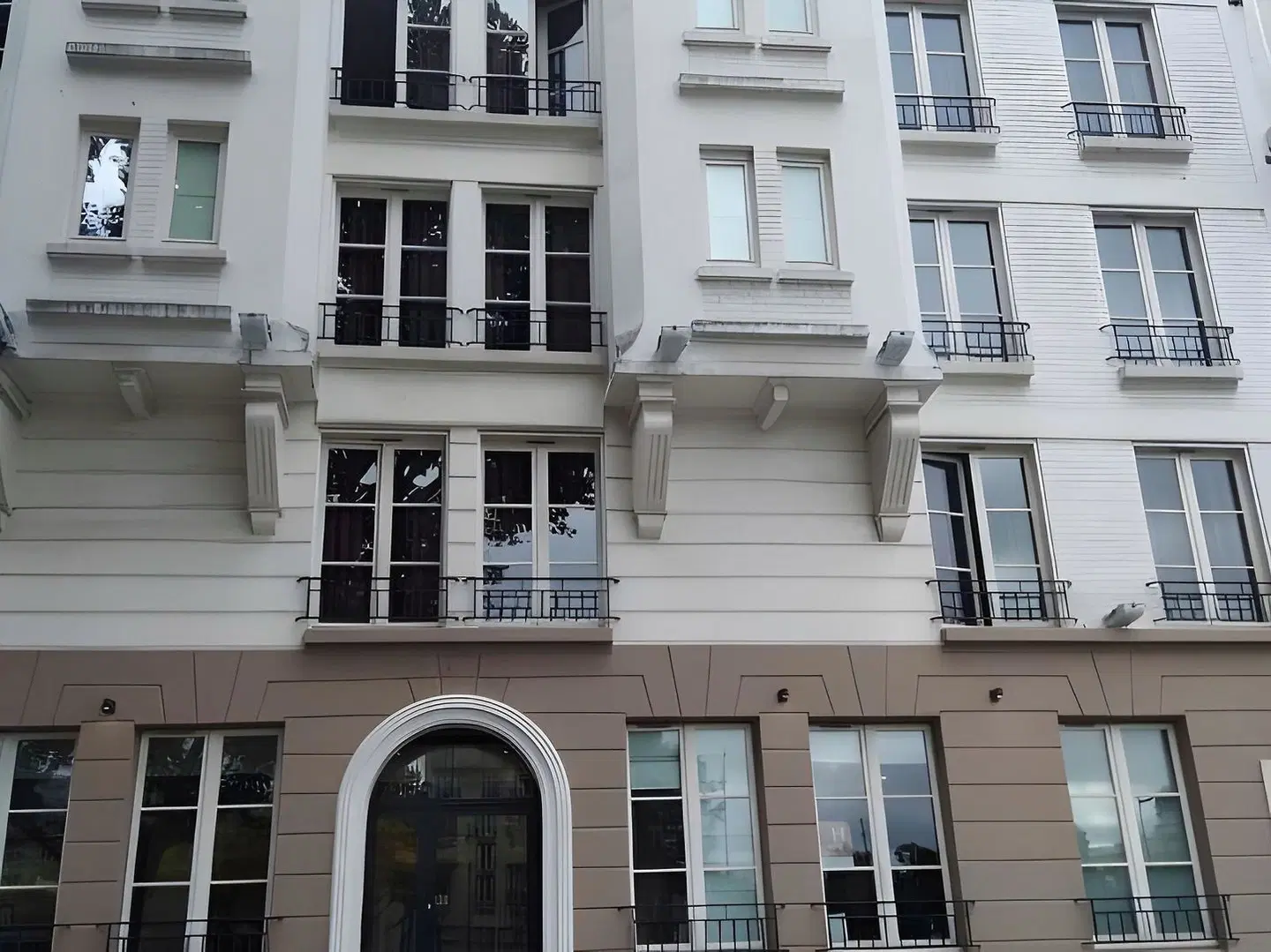 De La Jatte EXTERIOR