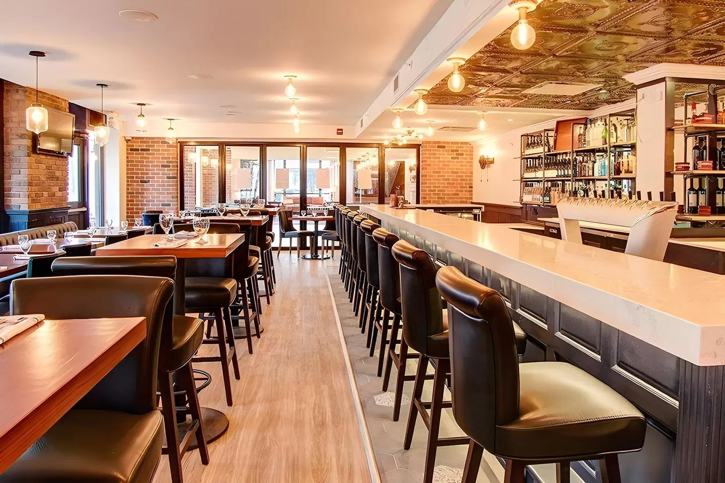 Executive Hotel Vancouver Airport Bar