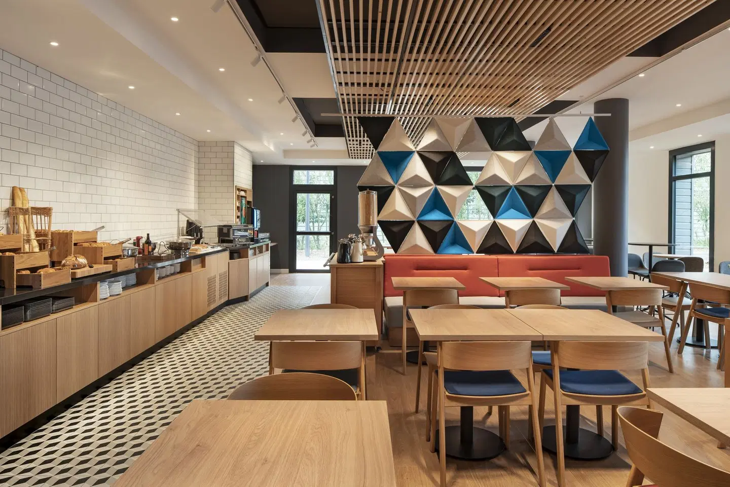 Holiday Inn Express Marne La Vallee Val D Europe by IHG LOUNGE_LOBBY