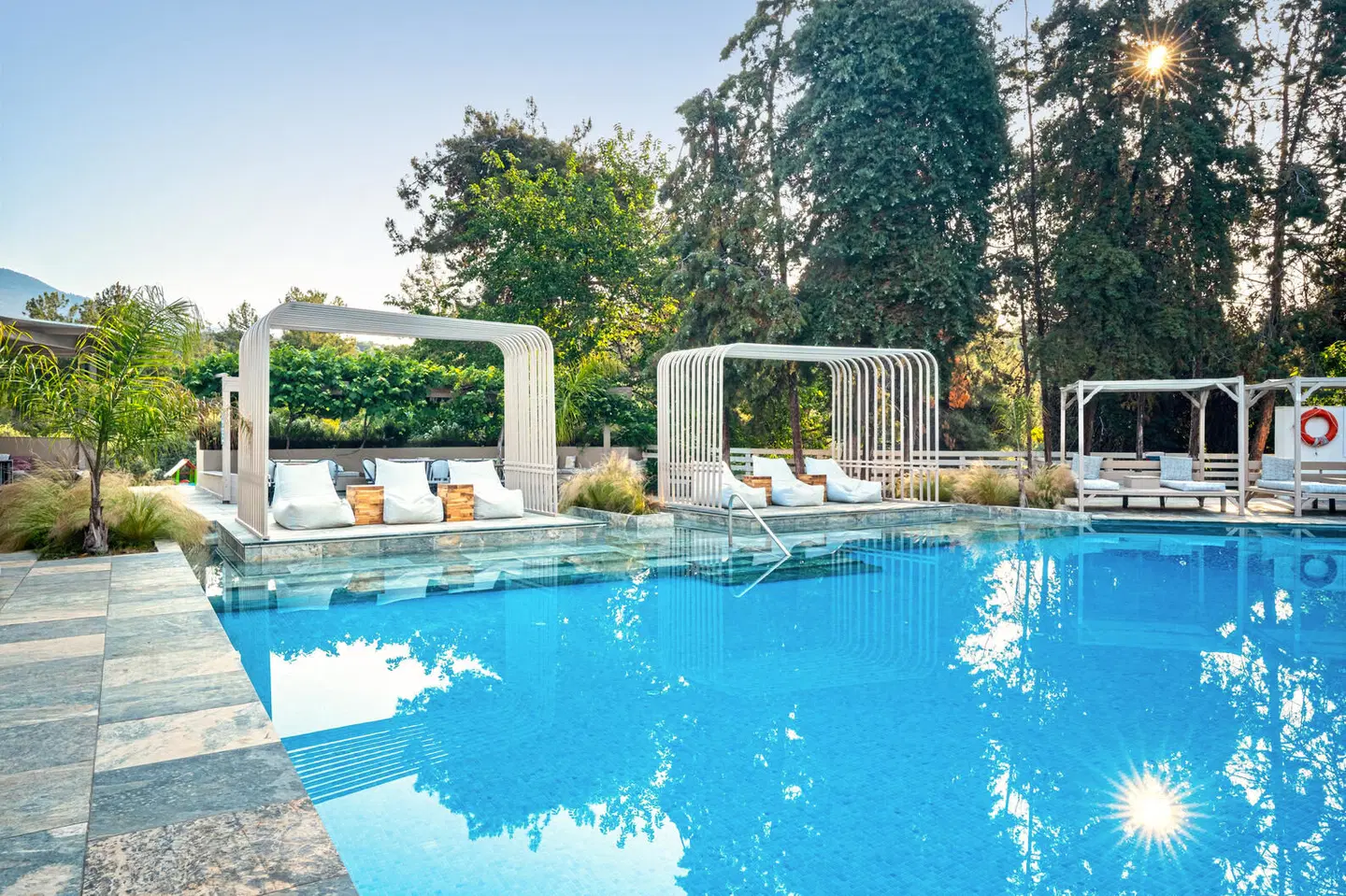 Zoe OUTDOOR_POOL