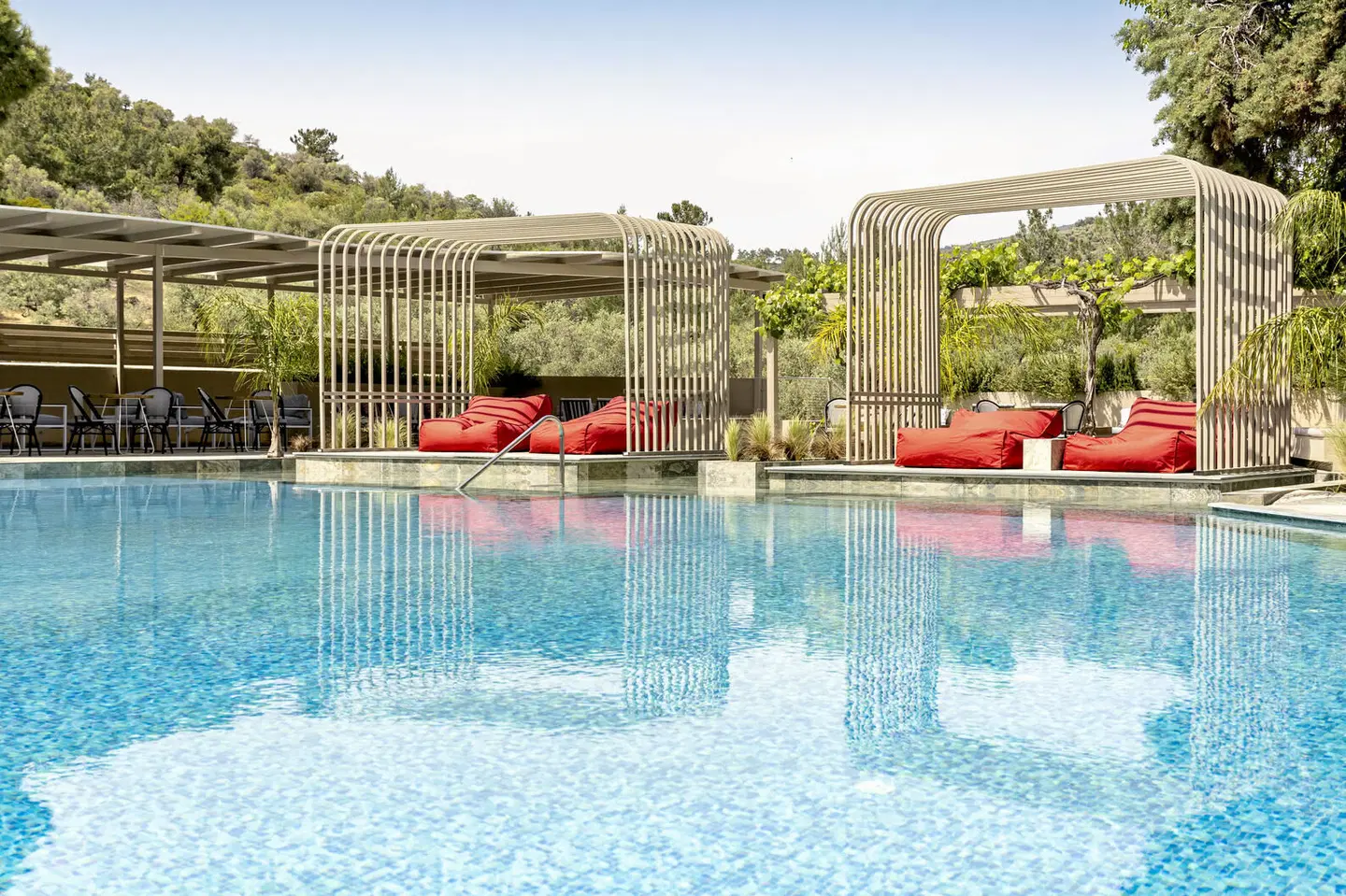 Zoe OUTDOOR_POOL