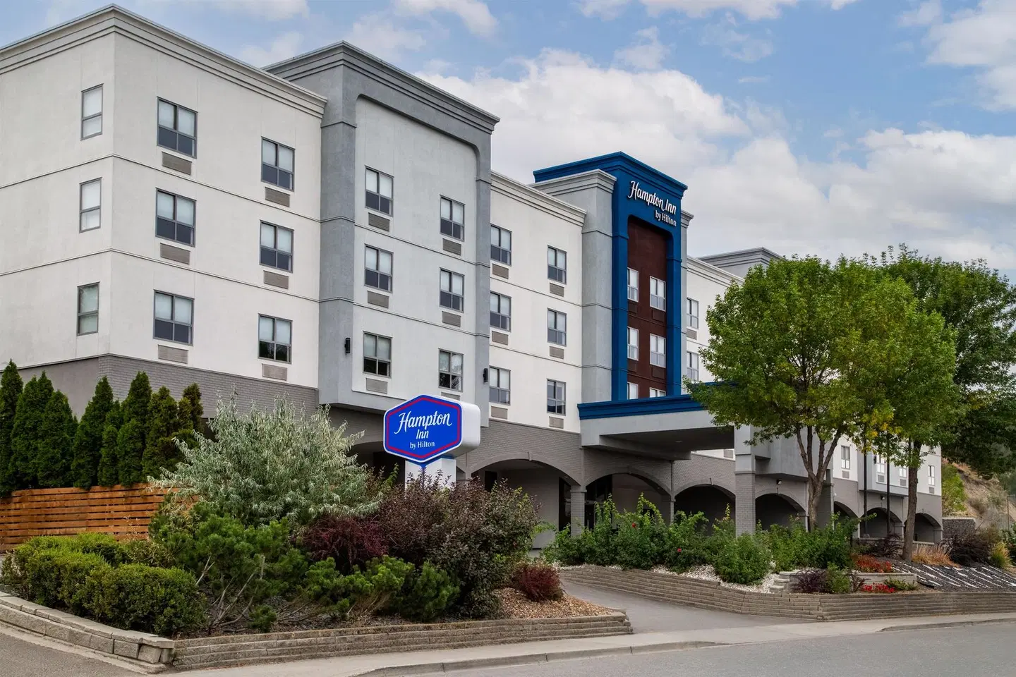 Hampton Inn by Hilton Kamloops EXTERIOR