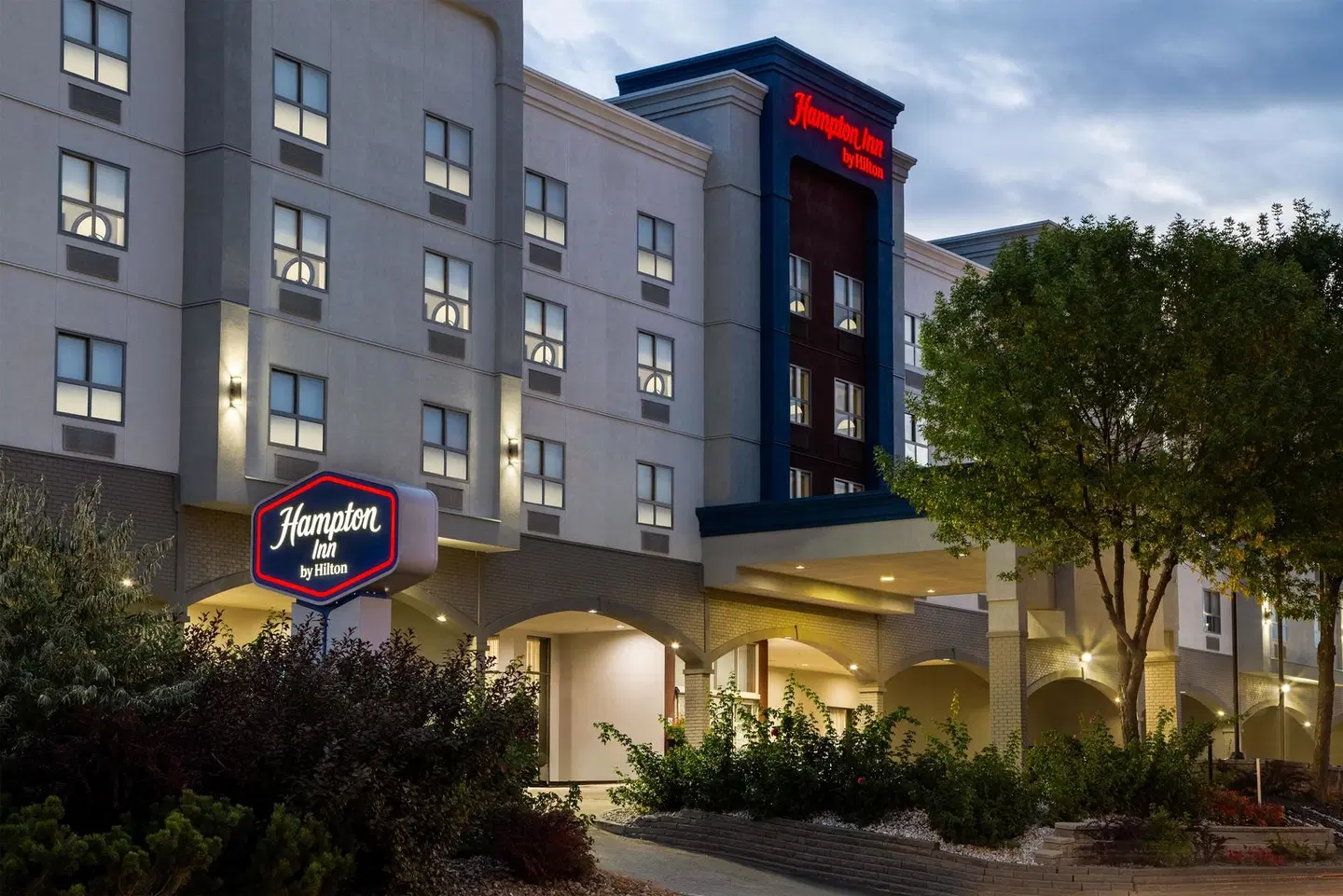Hampton Inn by Hilton Kamloops EXTERIOR