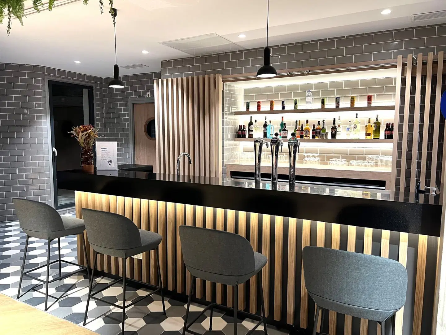 Holiday Inn Express Paris - Poissy by IHG Bar