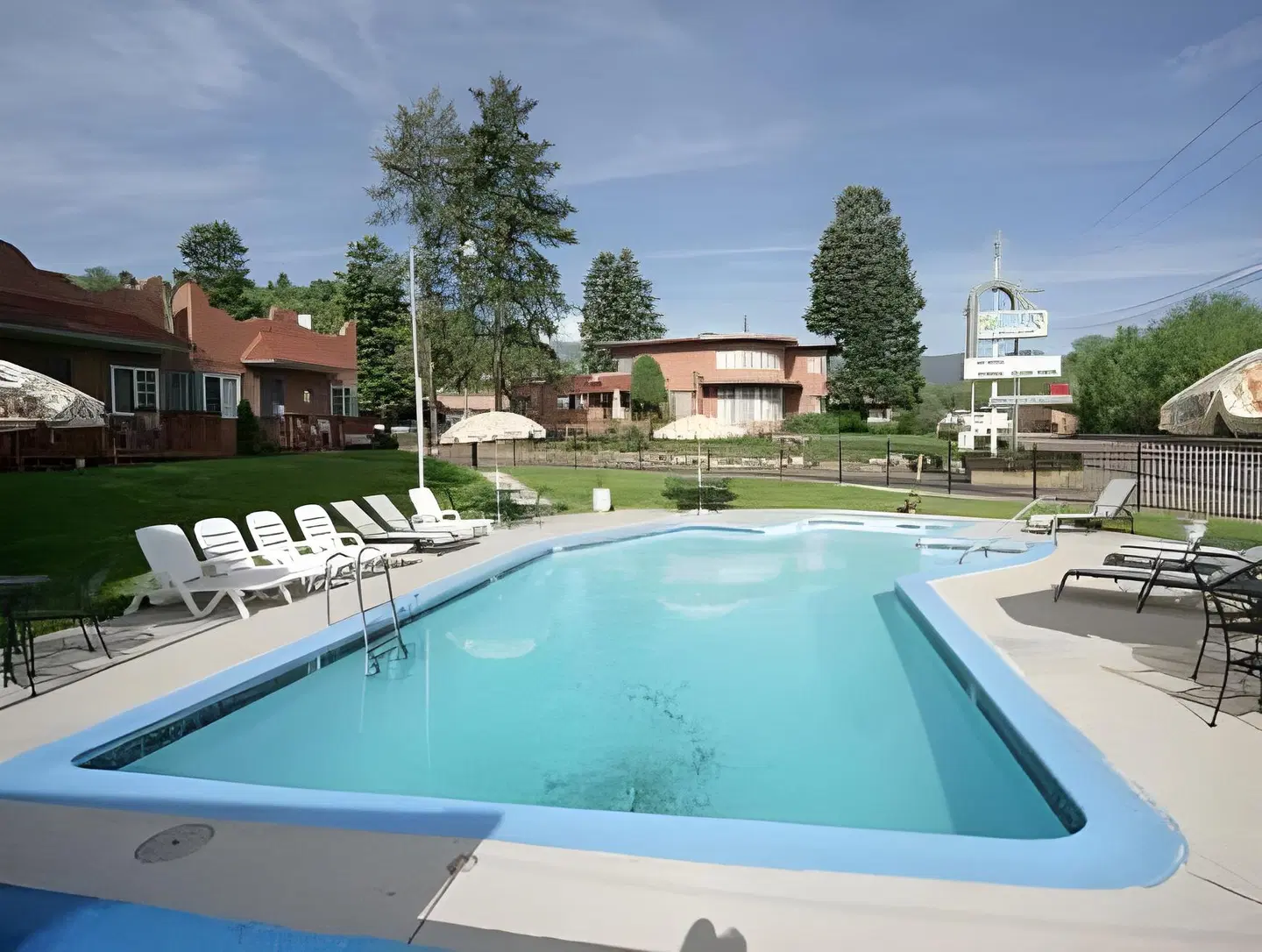 Rainbow Lodge and Inn OUTDOOR_POOL