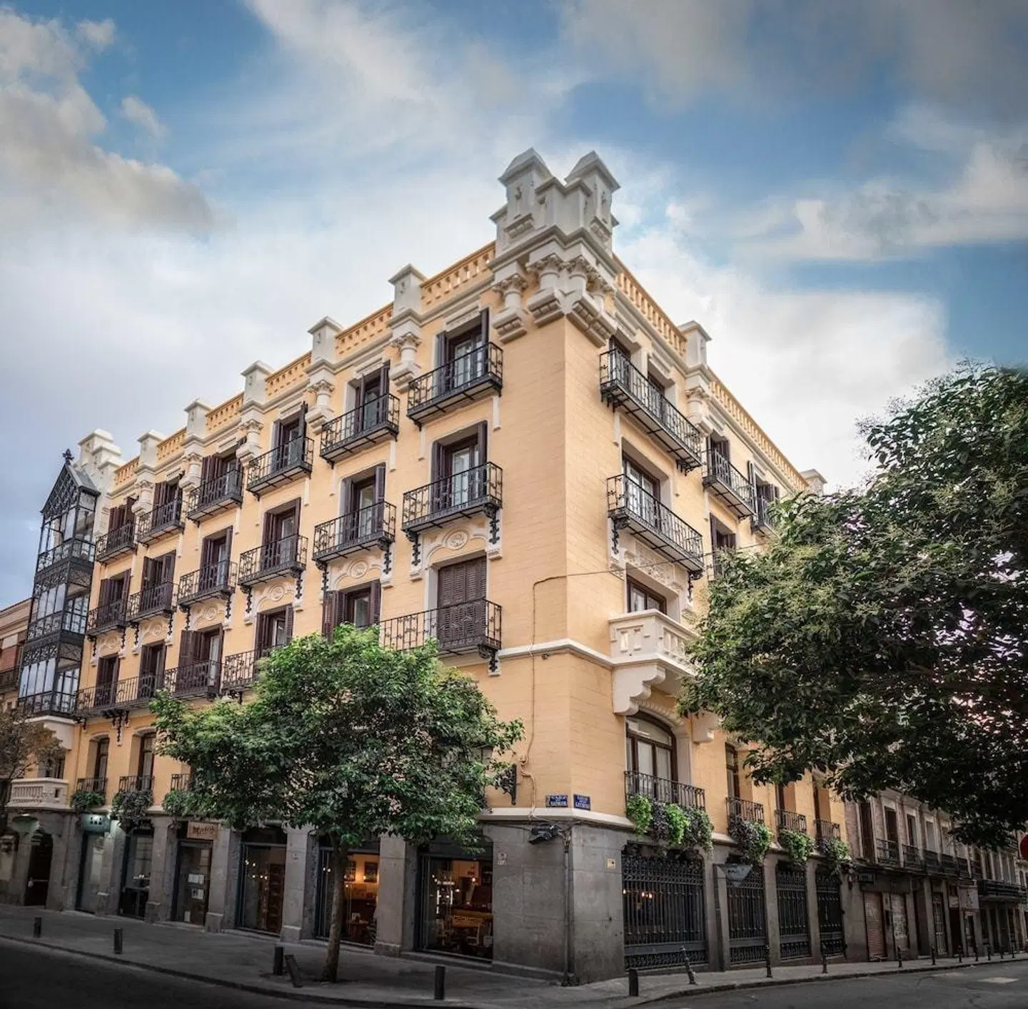 Plaza Mayor Suites & Apartments EXTERIOR