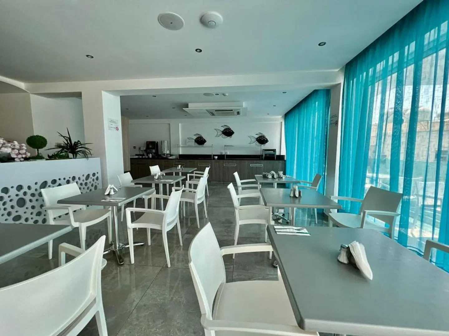 Sunny Blue Hotel Restaurant