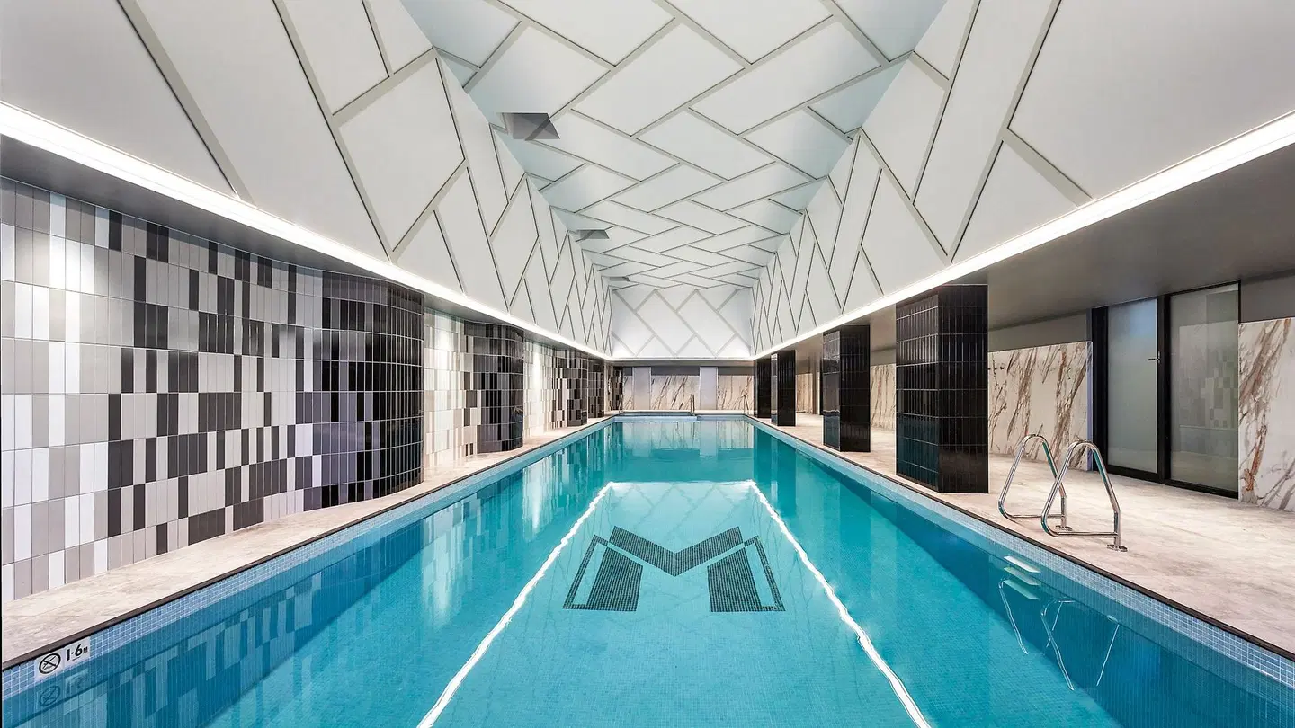 Meriton Suites Liverpool Hallenbad