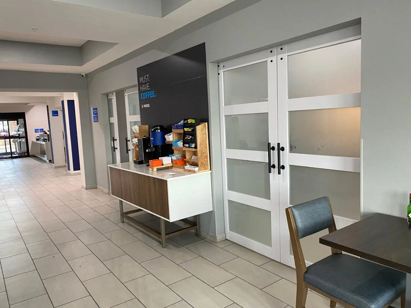 Holiday Inn Express & Suites Loveland by IHG Bar