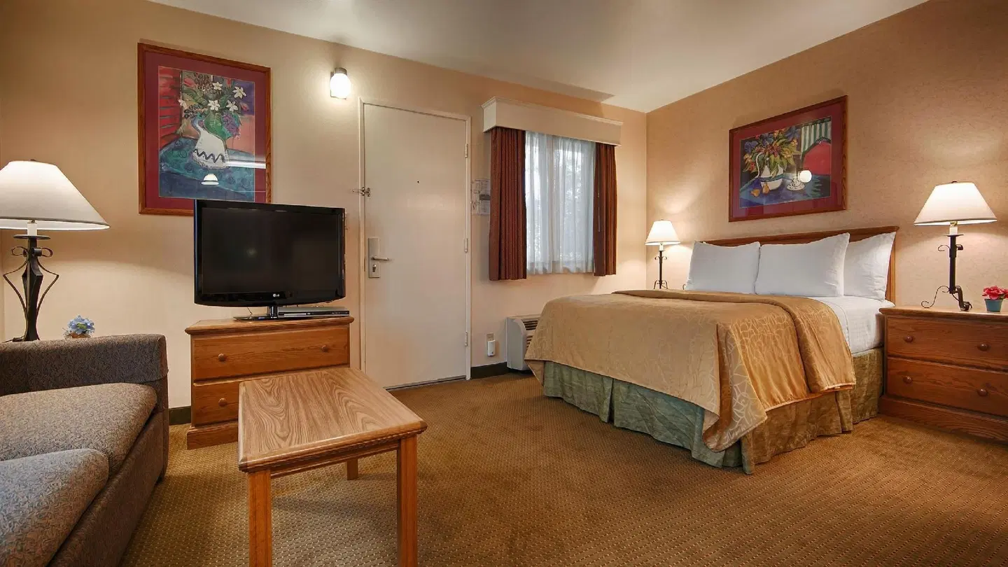 Best Western Lamplighter Inn & Suites ROOM_EXAMPLE