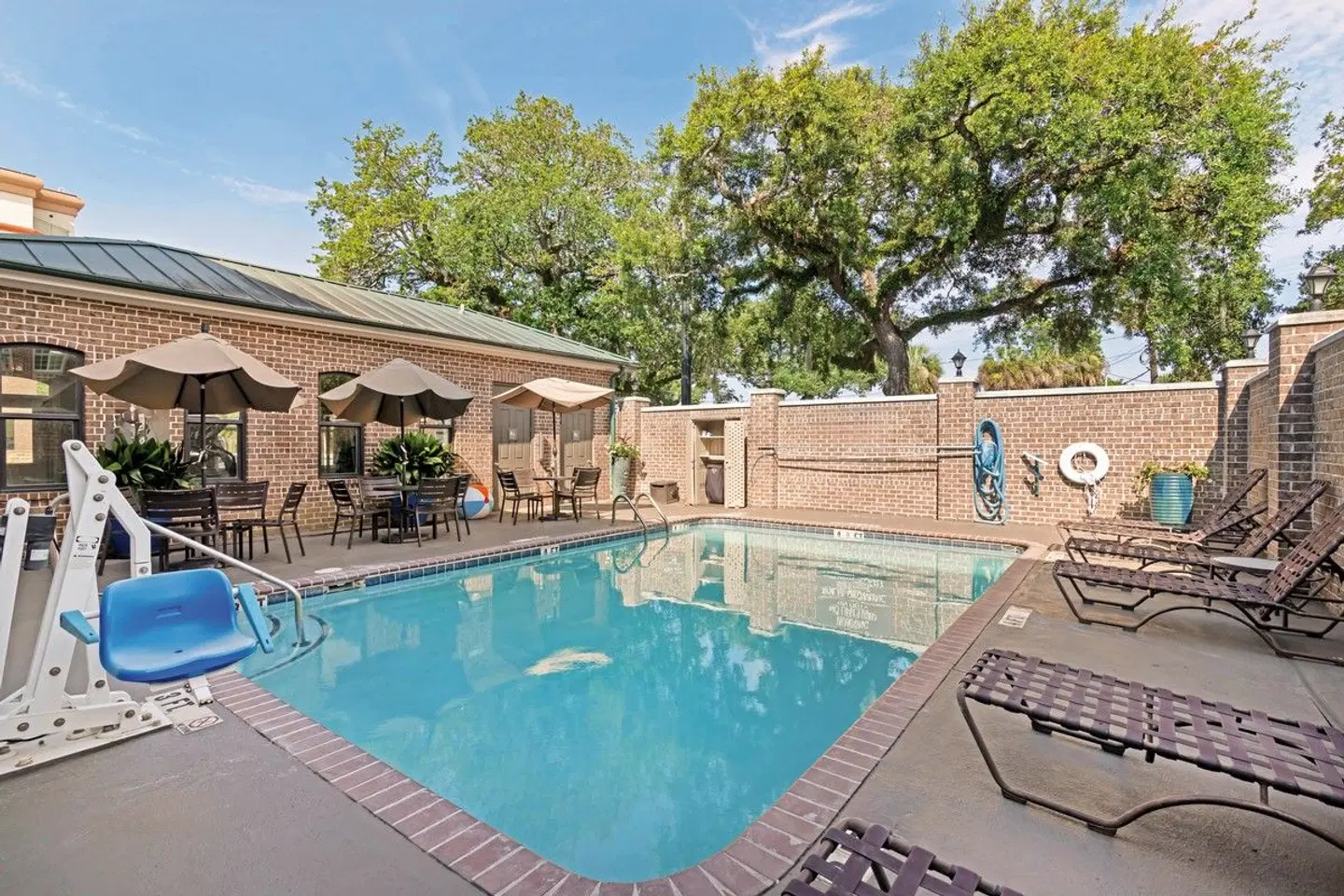 Best Western Plus Savanna Historic District OUTDOOR_POOL