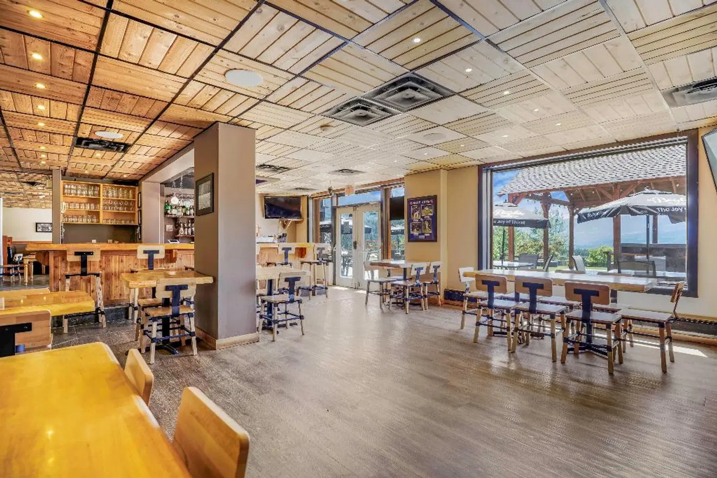 Days Inn by Wyndham Golden Bar