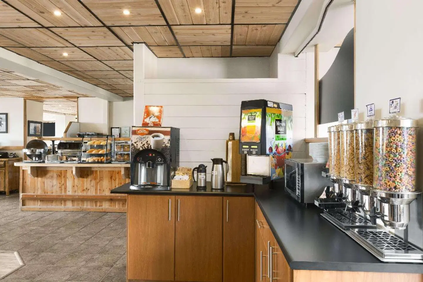 Days Inn by Wyndham Golden Bar