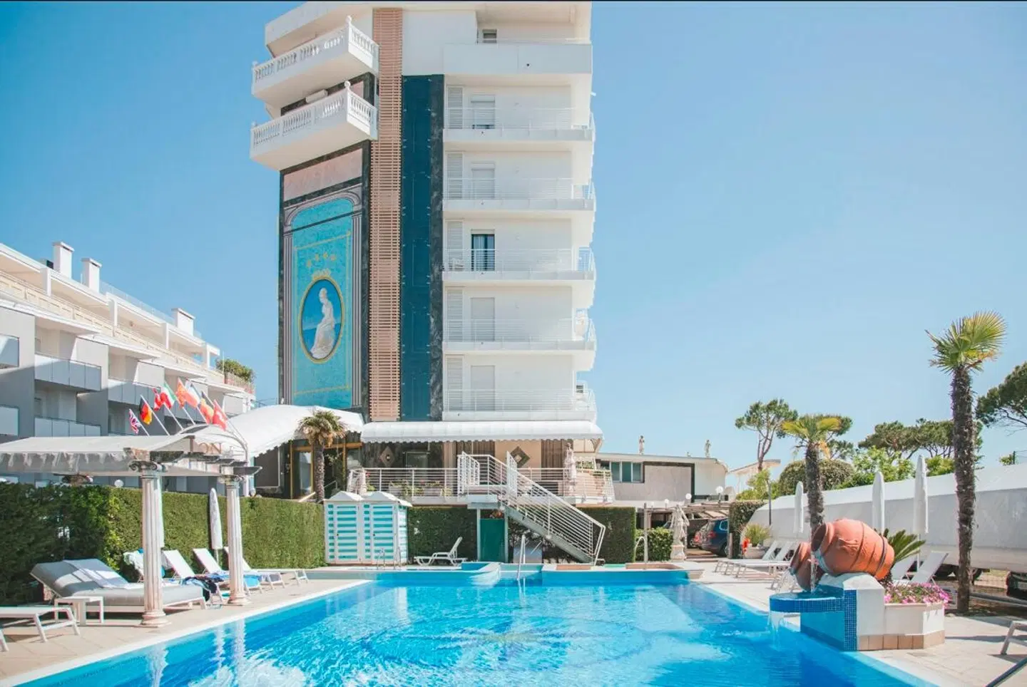 Carlton OUTDOOR_POOL