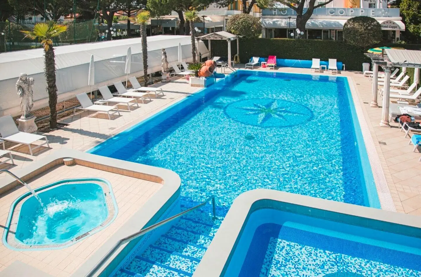 Carlton OUTDOOR_POOL