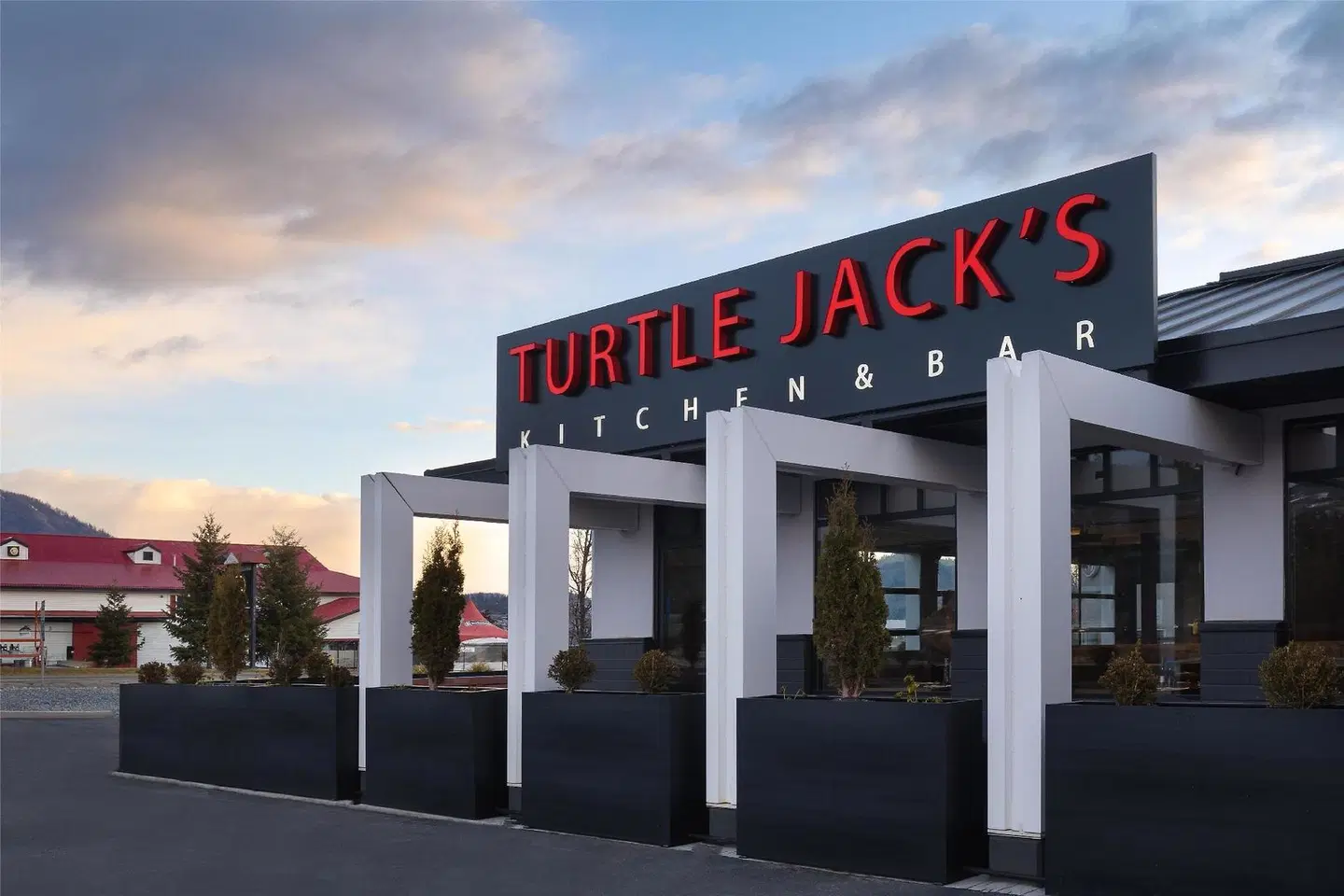 DoubleTree by Hilton West Kelowna EXTERIOR