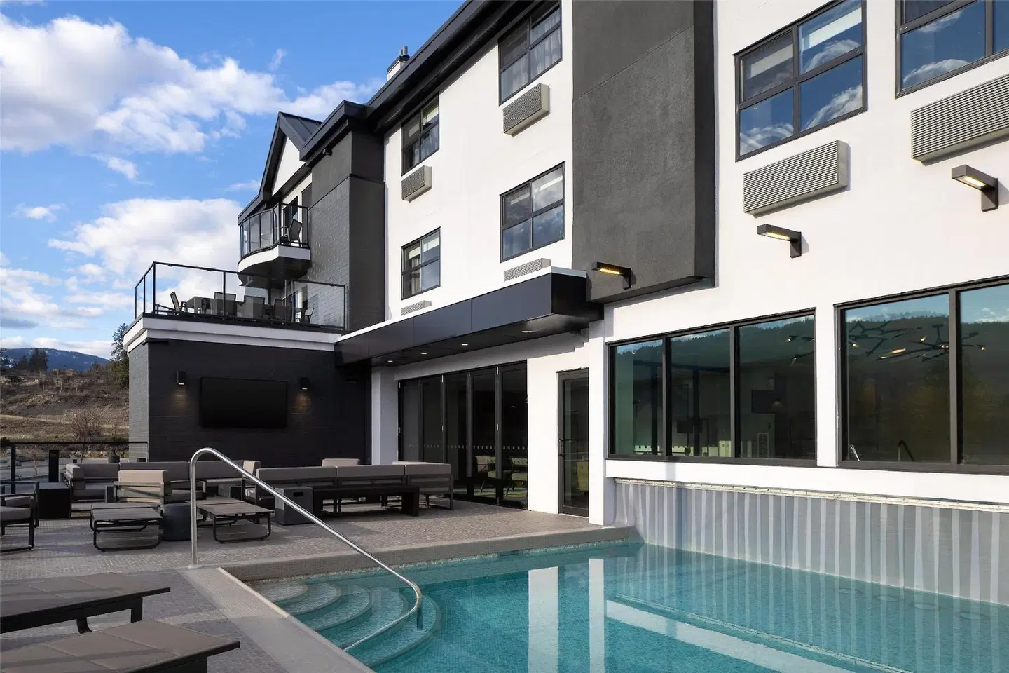 DoubleTree by Hilton West Kelowna EXTERIOR