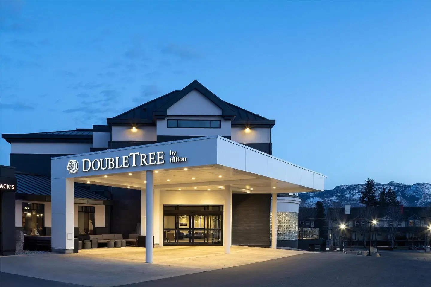 DoubleTree by Hilton West Kelowna EXTERIOR