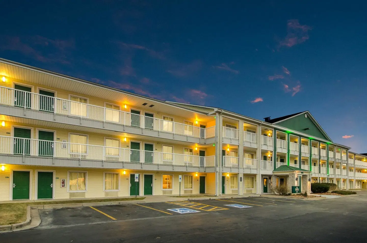 HomeTowne Studios Denver - Glendale/ Cherry Creek EXTERIOR