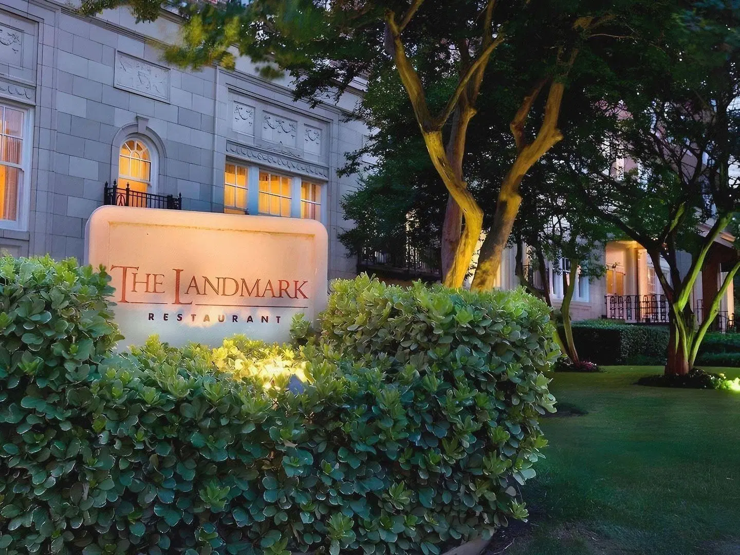Warwick Melrose Hotel EXTERIOR