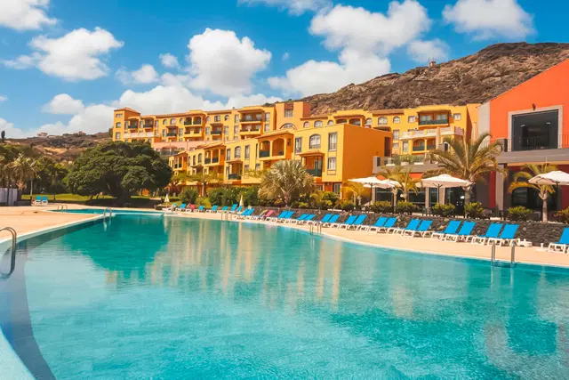 Las Olas OUTDOOR_POOL