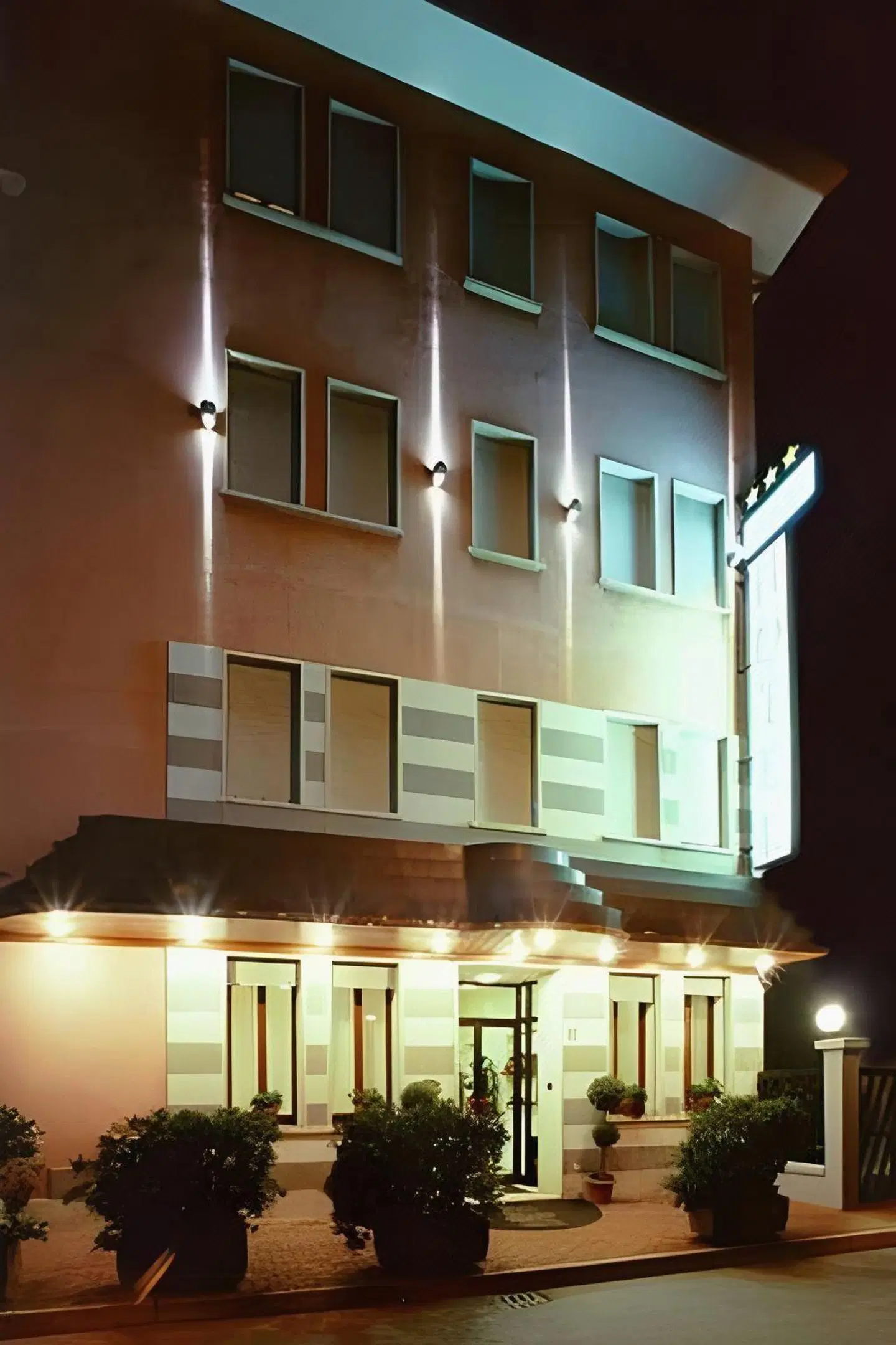 Hotel Paris EXTERIOR