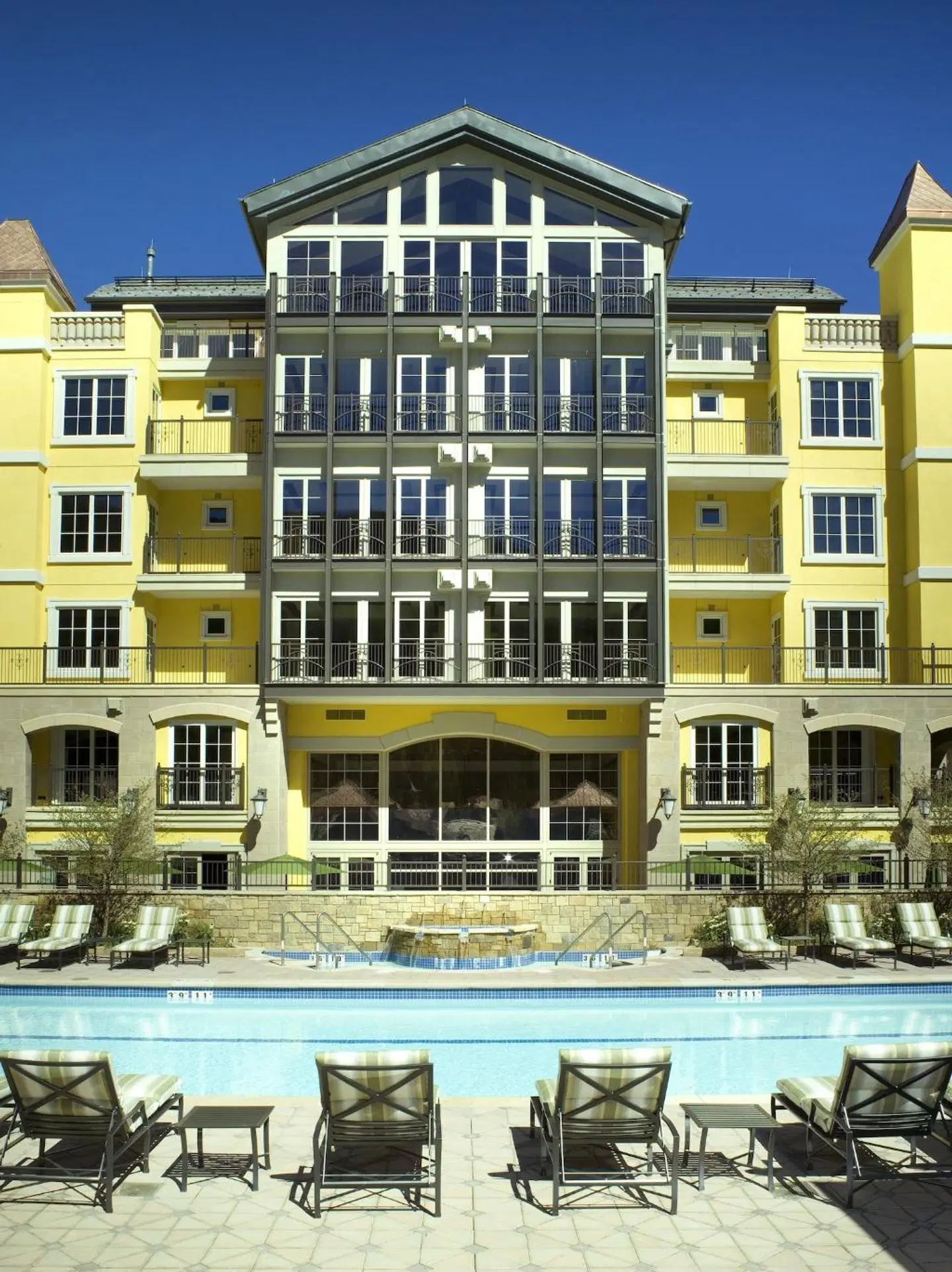 The Ritz-Carlton Residences OUTDOOR_POOL
