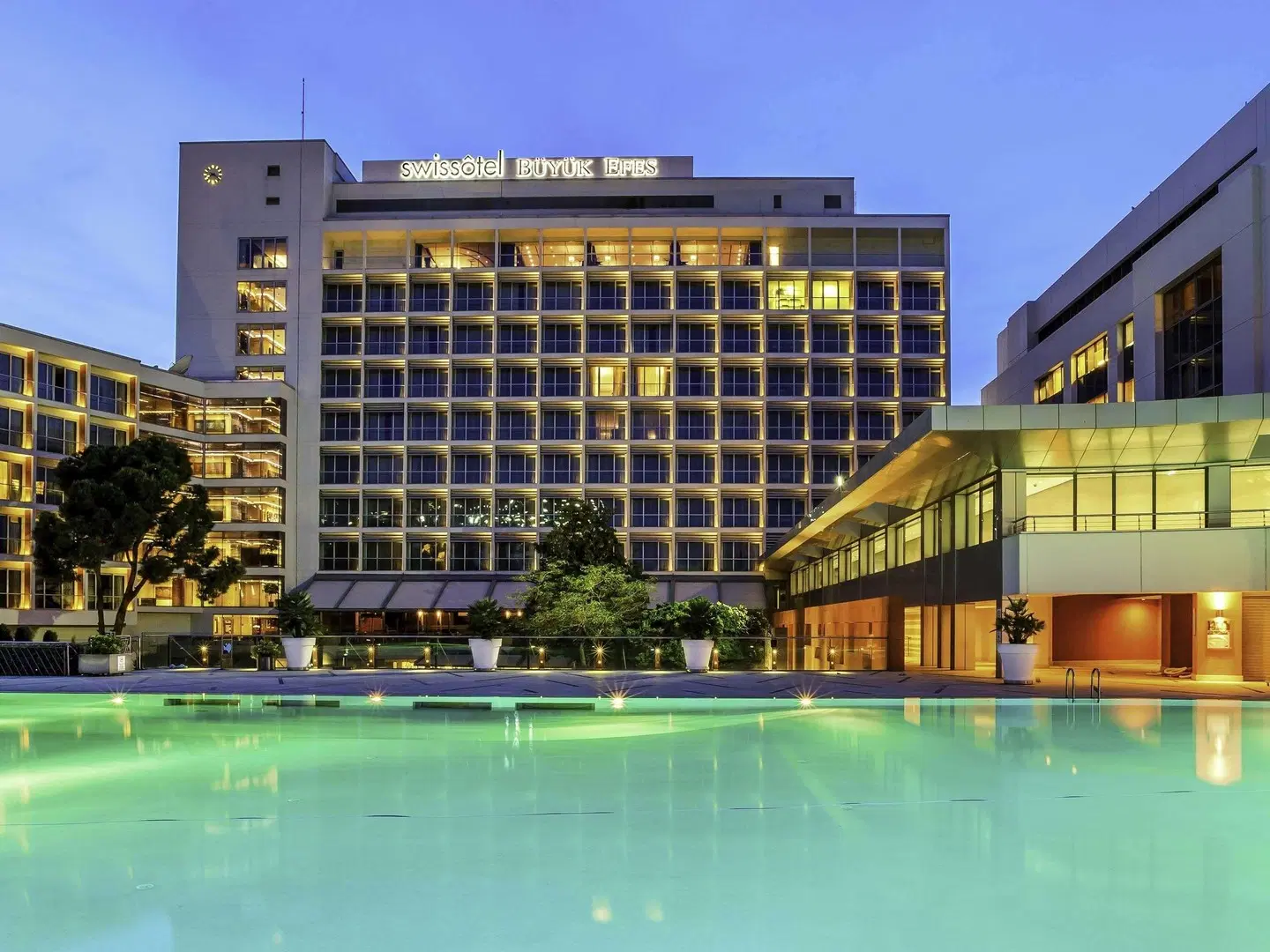 Swissôtel Büyük Efes OUTDOOR_POOL